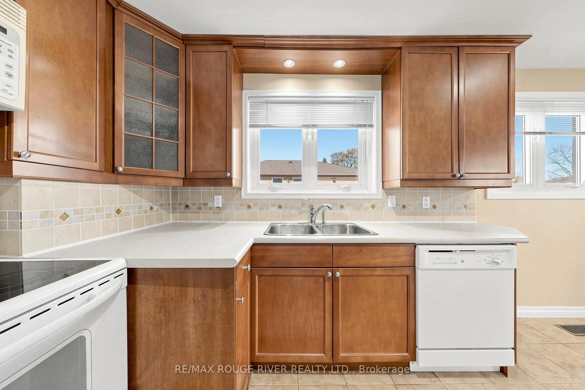 Photo 15 of 102 Taysham Crescent, Etobicoke, Thistletown-Beaumonde Heights — HOMEH
