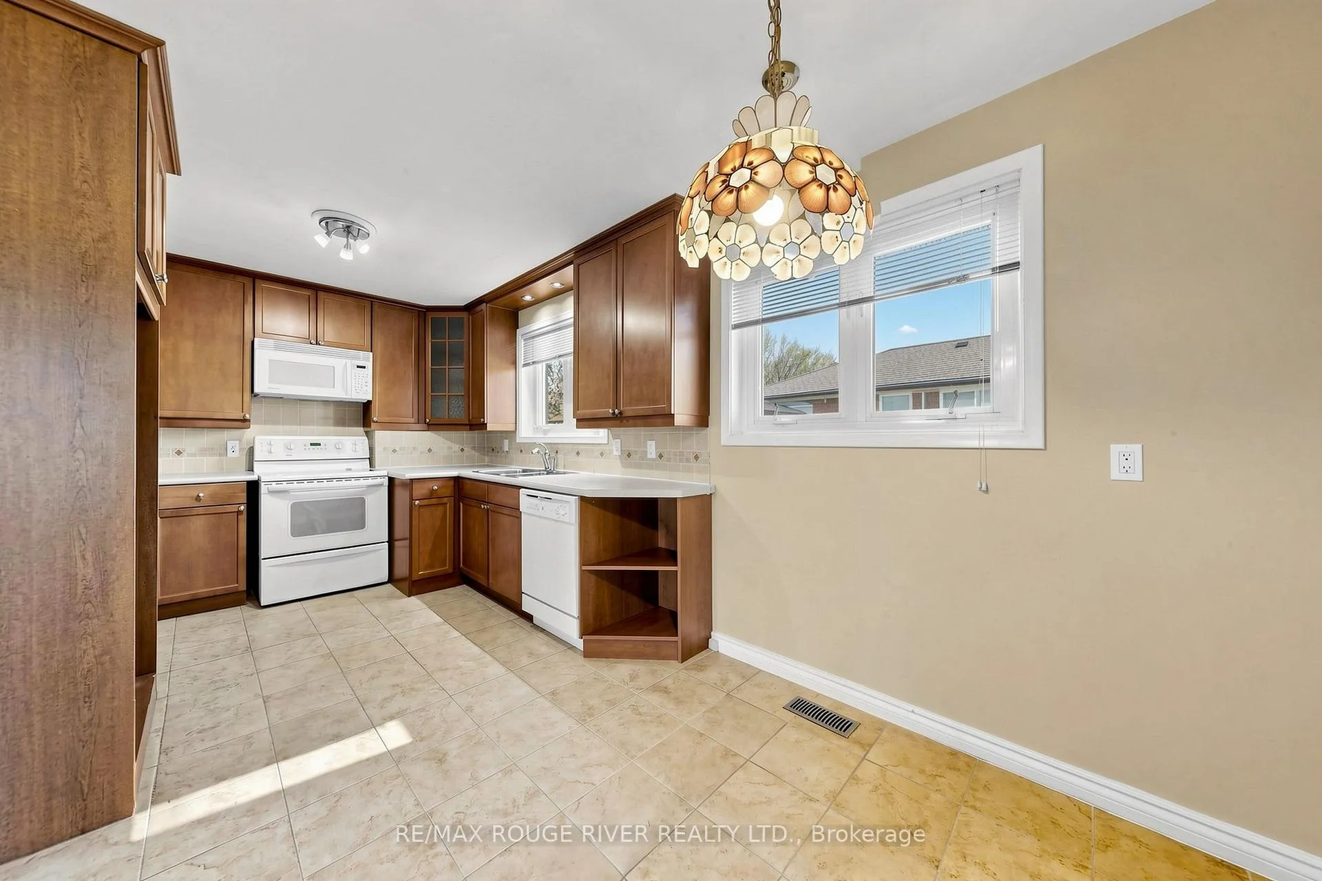 Photo 16 of 102 Taysham Crescent, Etobicoke, Thistletown-Beaumonde Heights — HOMEH