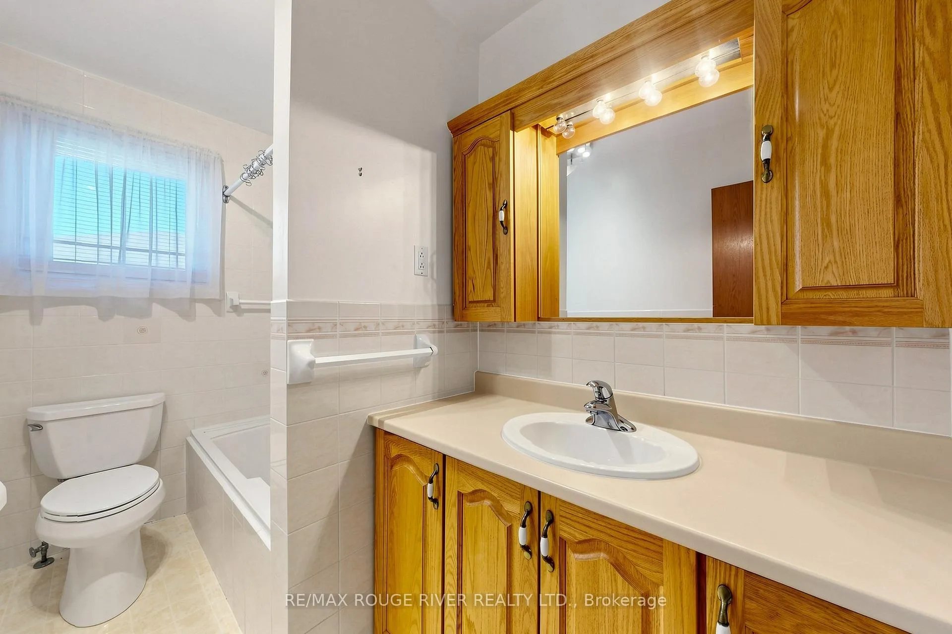 Photo 23 of 102 Taysham Crescent, Etobicoke, Thistletown-Beaumonde Heights — HOMEH