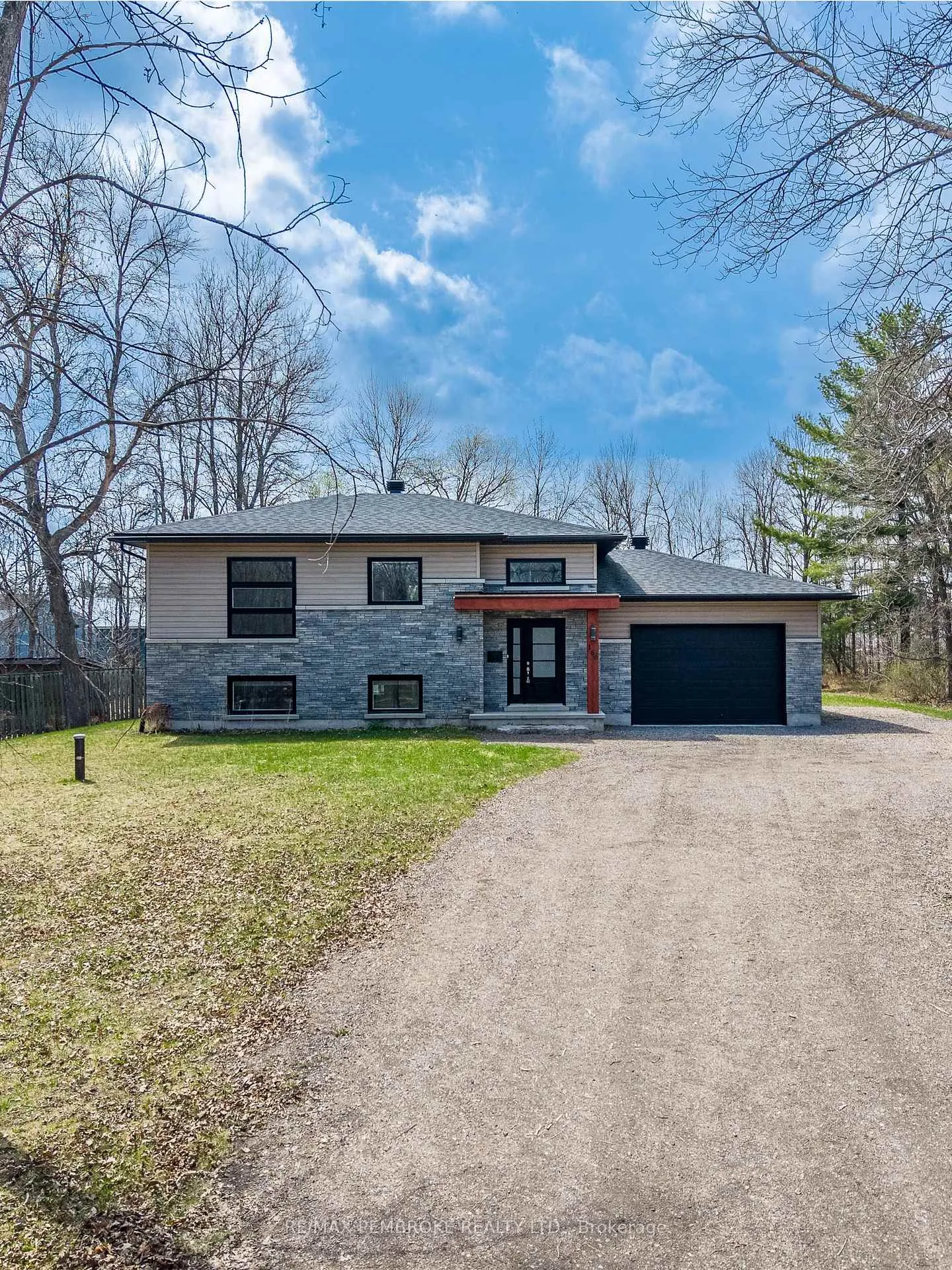 Photo 2 of 166 Golf Course Road, Laurentian Valley — HOMEH