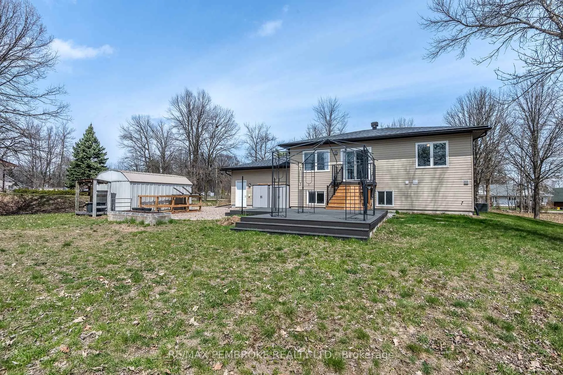 Photo 13 of 166 Golf Course Road, Laurentian Valley — HOMEH