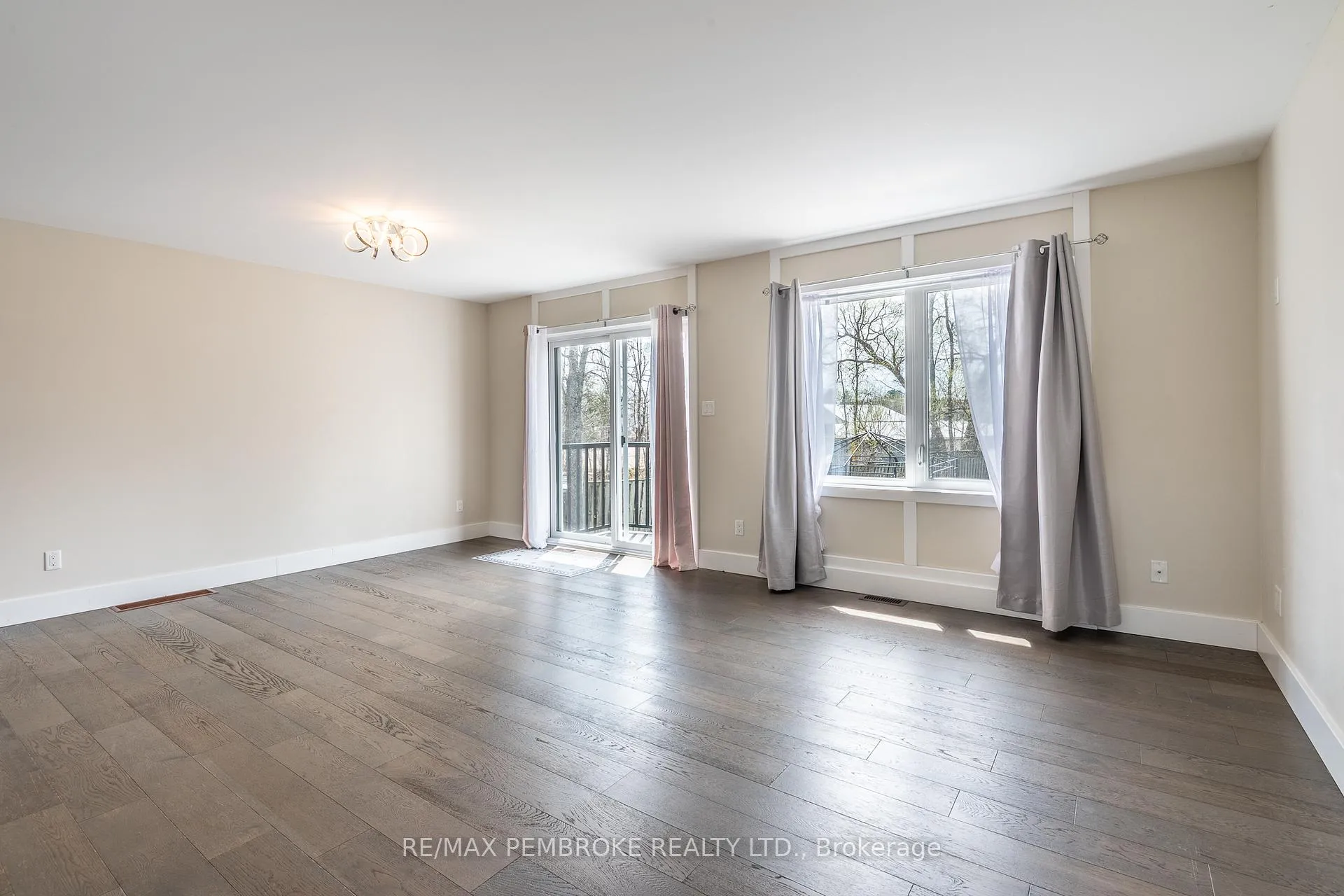 Photo 16 of 166 Golf Course Road, Laurentian Valley — HOMEH