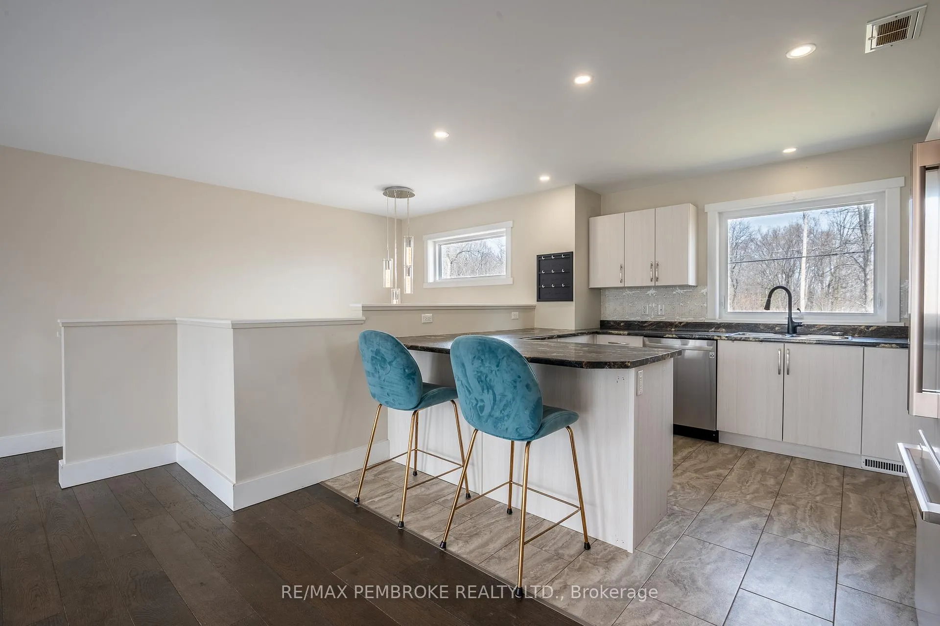 Photo 18 of 166 Golf Course Road, Laurentian Valley — HOMEH