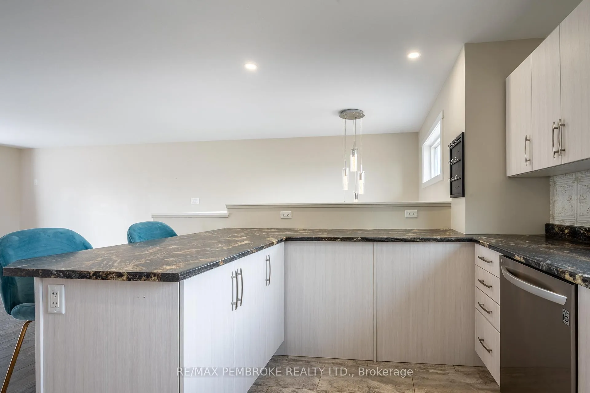 Photo 21 of 166 Golf Course Road, Laurentian Valley — HOMEH