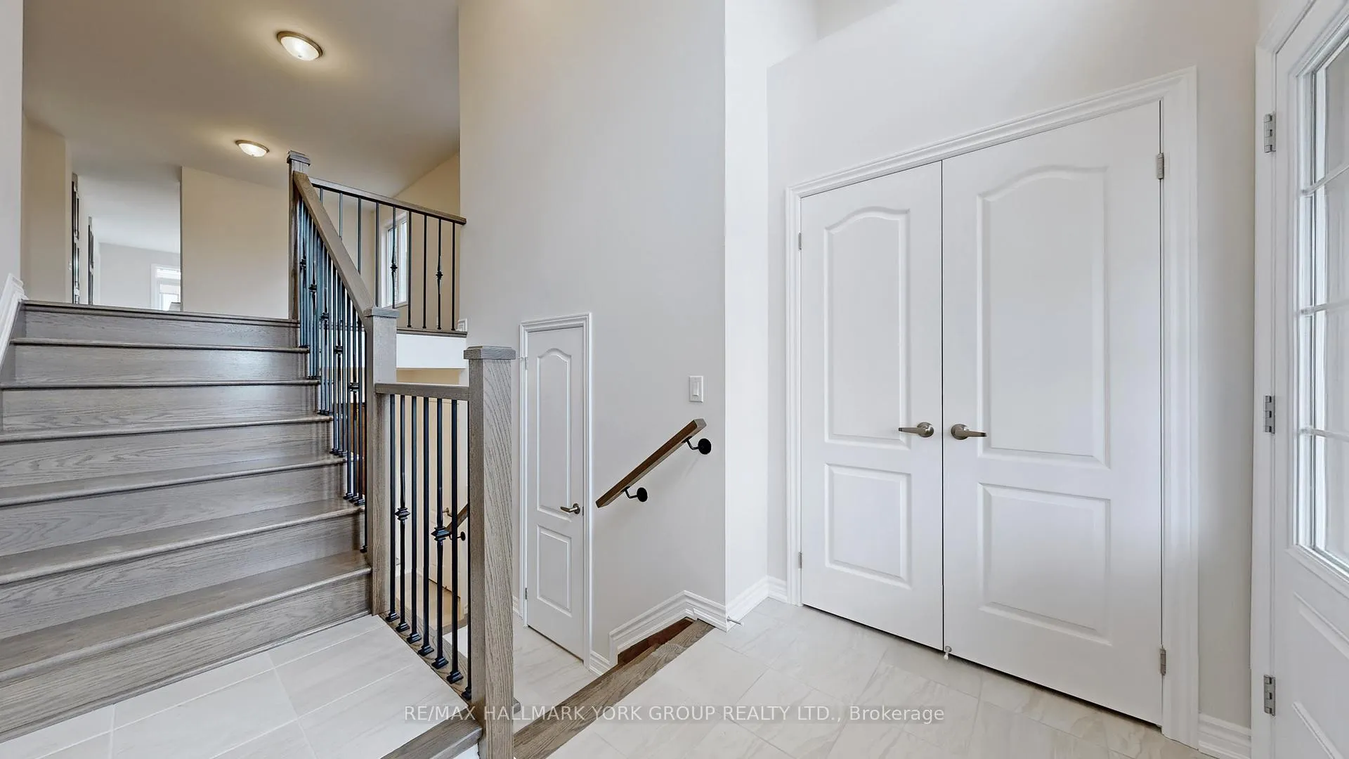 Photo 3 of 2964 Monarch Drive, Orillia — HOMEH