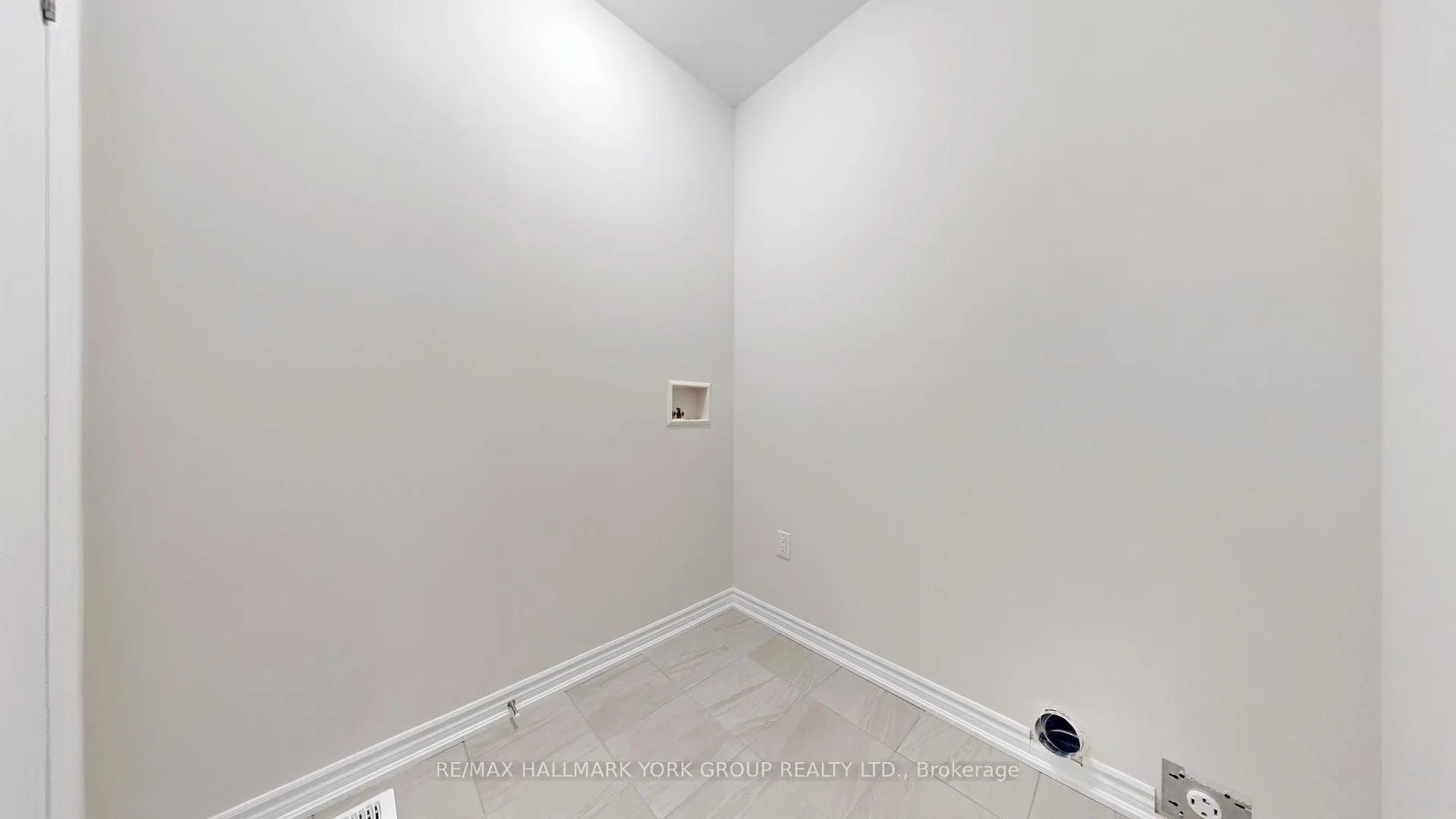 Photo 17 of 2964 Monarch Drive, Orillia — HOMEH