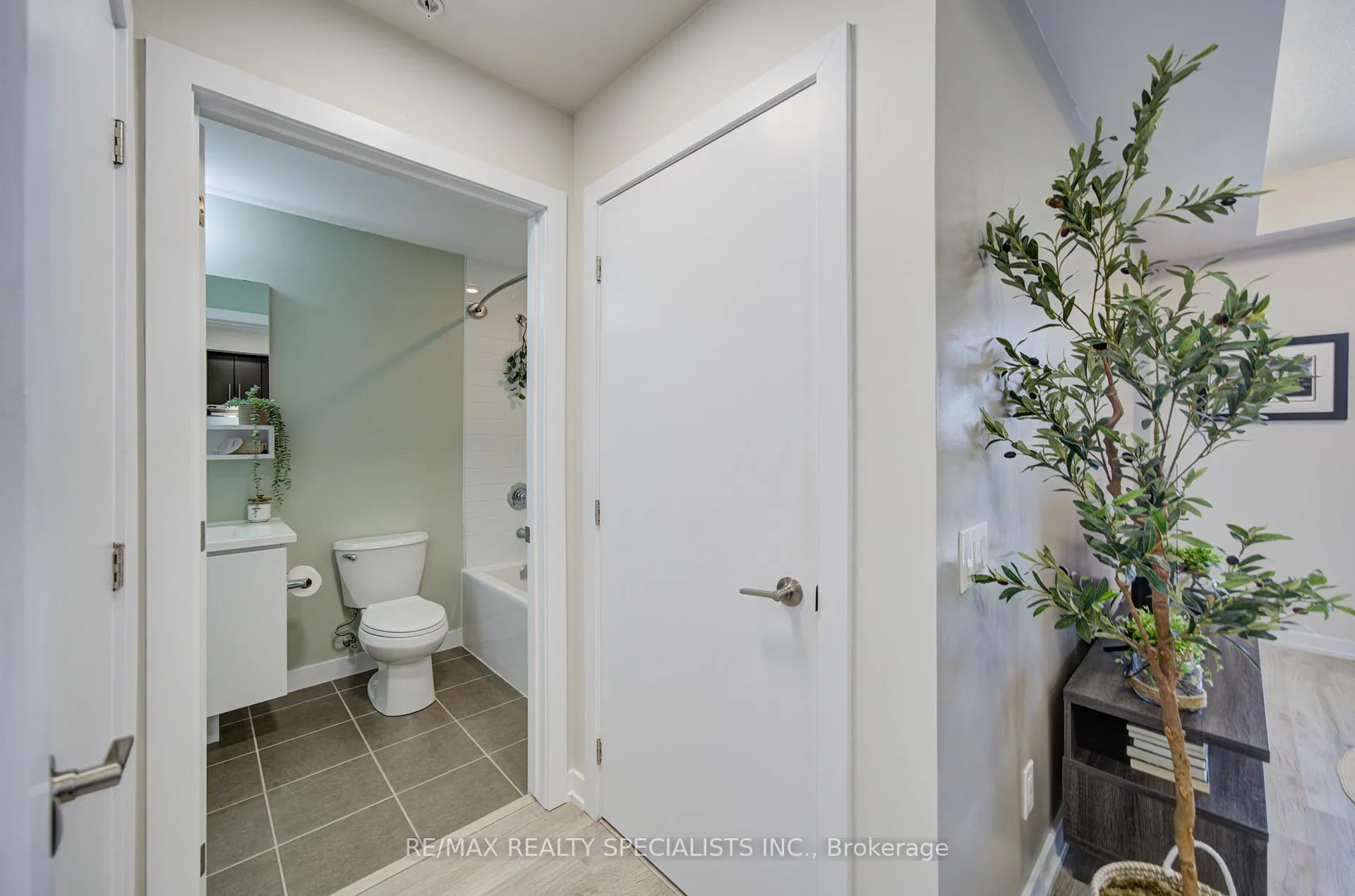 Photo 17 of Unit 407, 40 Esplanade Lane, Grimsby, Grimsby Beach — HOMEH