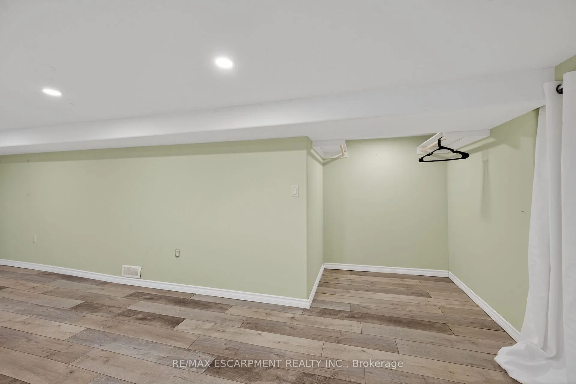 Photo 16 of 190 Campbell Avenue, Hamilton, Crown Point — HOMEH