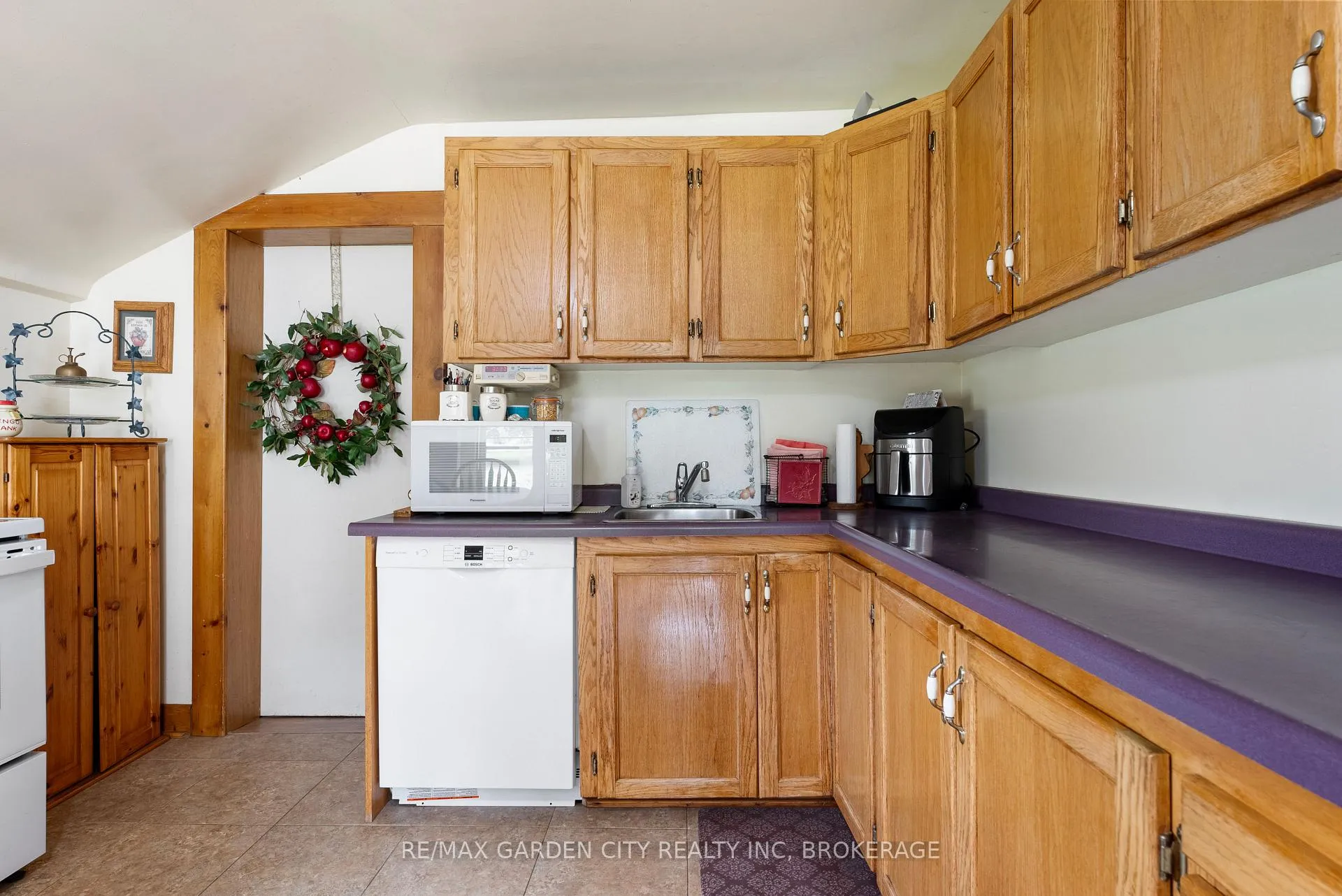 Photo 21 of 5400 North Service Road, Lincoln, Lincoln Lake — HOMEH