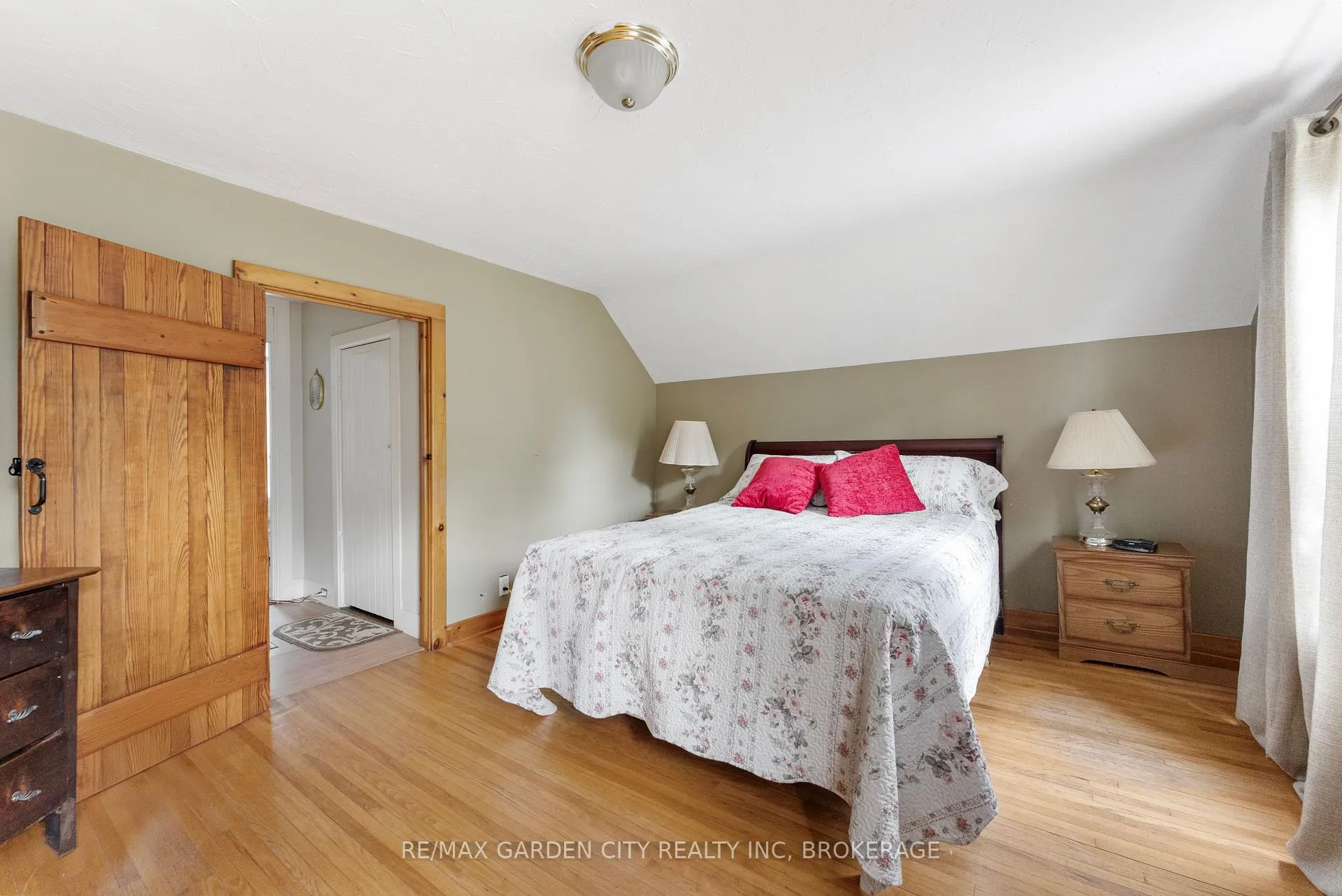 Photo 33 of 5400 North Service Road, Lincoln, Lincoln Lake — HOMEH