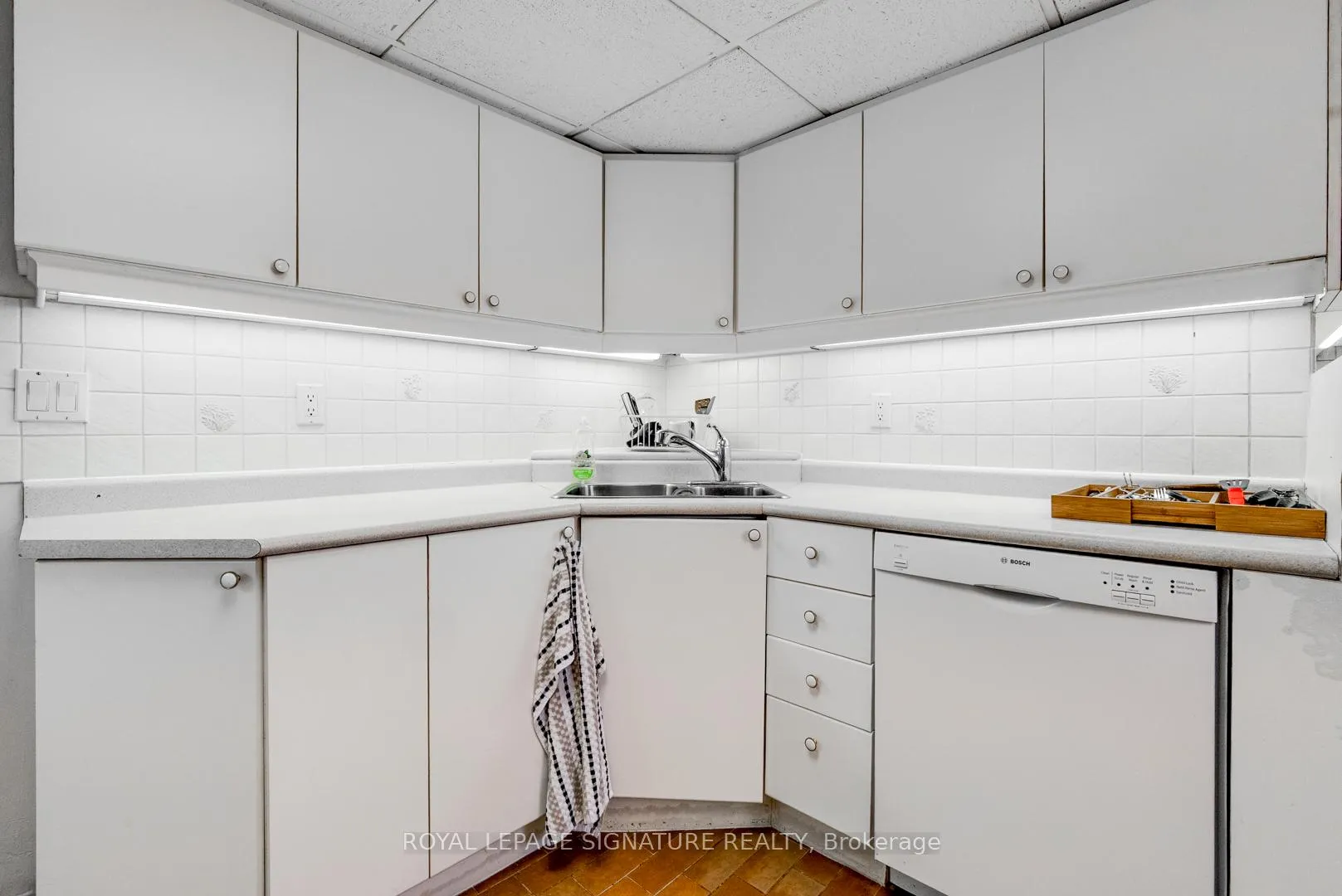 Photo 4 of Unit Lower, 529 Spadina Road, Toronto, Forest Hill South — HOMEH