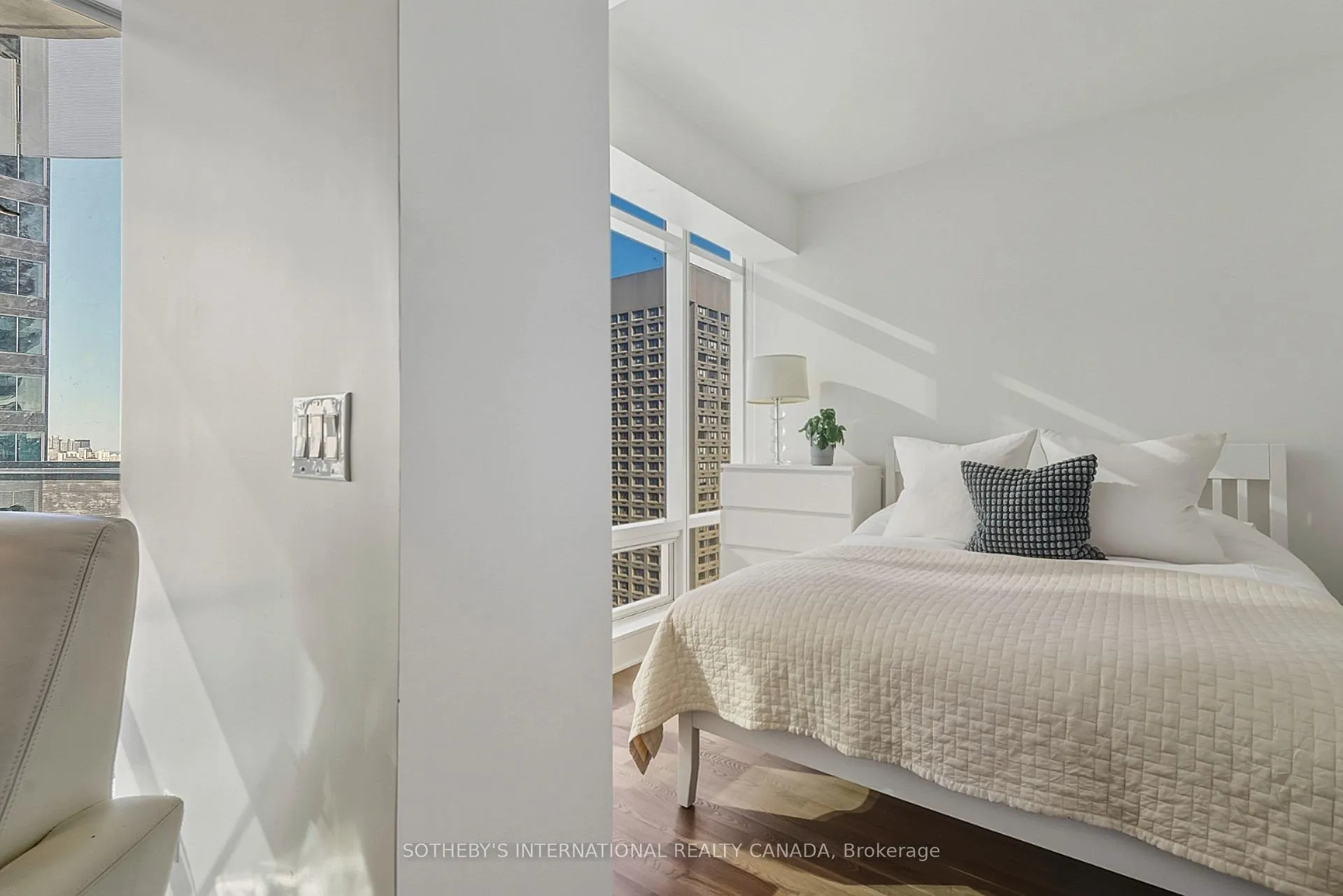 Photo 6 of Unit 2712, 1 Bloor Street E, Toronto, Church-Yonge Corridor — HOMEH