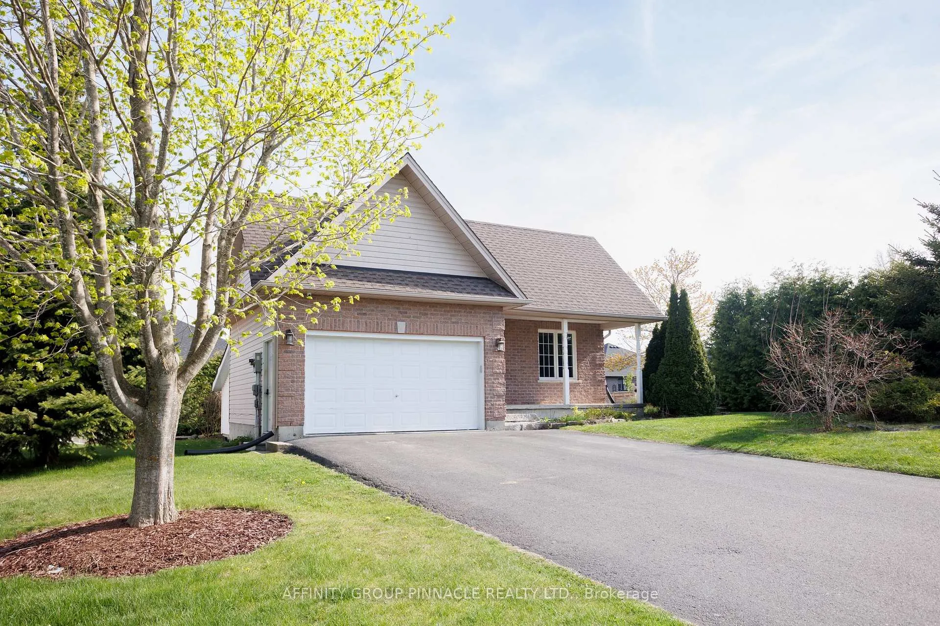 Photo 2 of 4 Champlain Boulevard, Kawartha Lakes, Lindsay — HOMEH