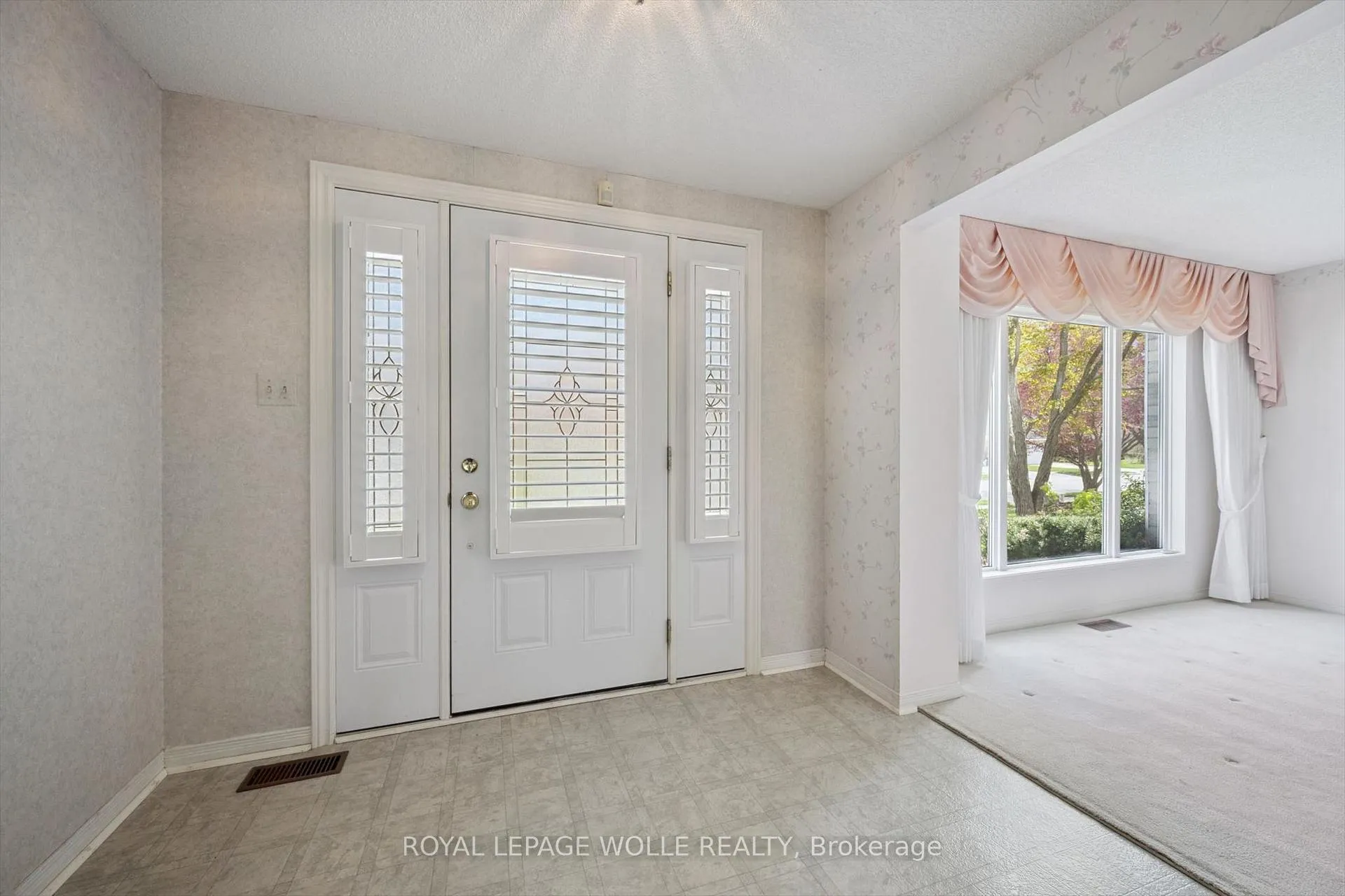 Photo 4 of 363 Northlake Drive, Waterloo — HOMEH
