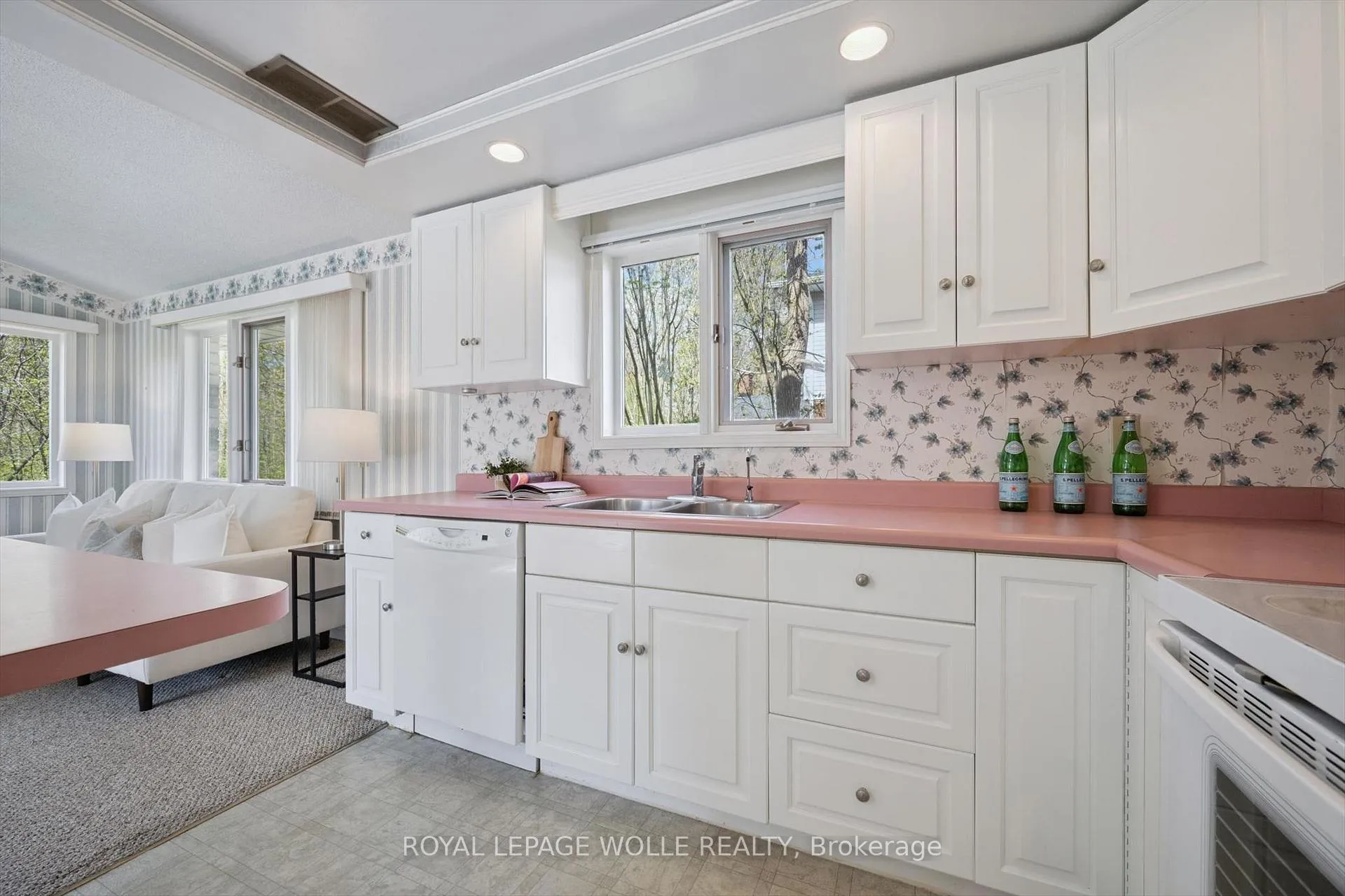 Photo 15 of 363 Northlake Drive, Waterloo — HOMEH