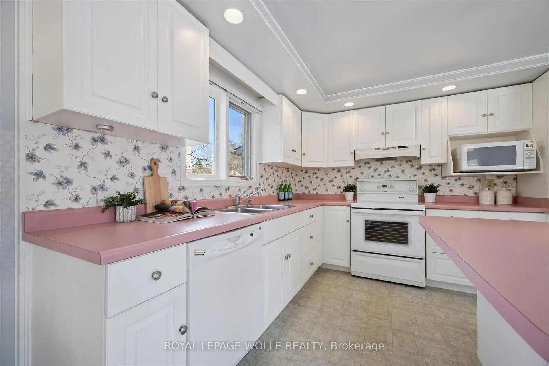 Photo 17 of 363 Northlake Drive, Waterloo — HOMEH