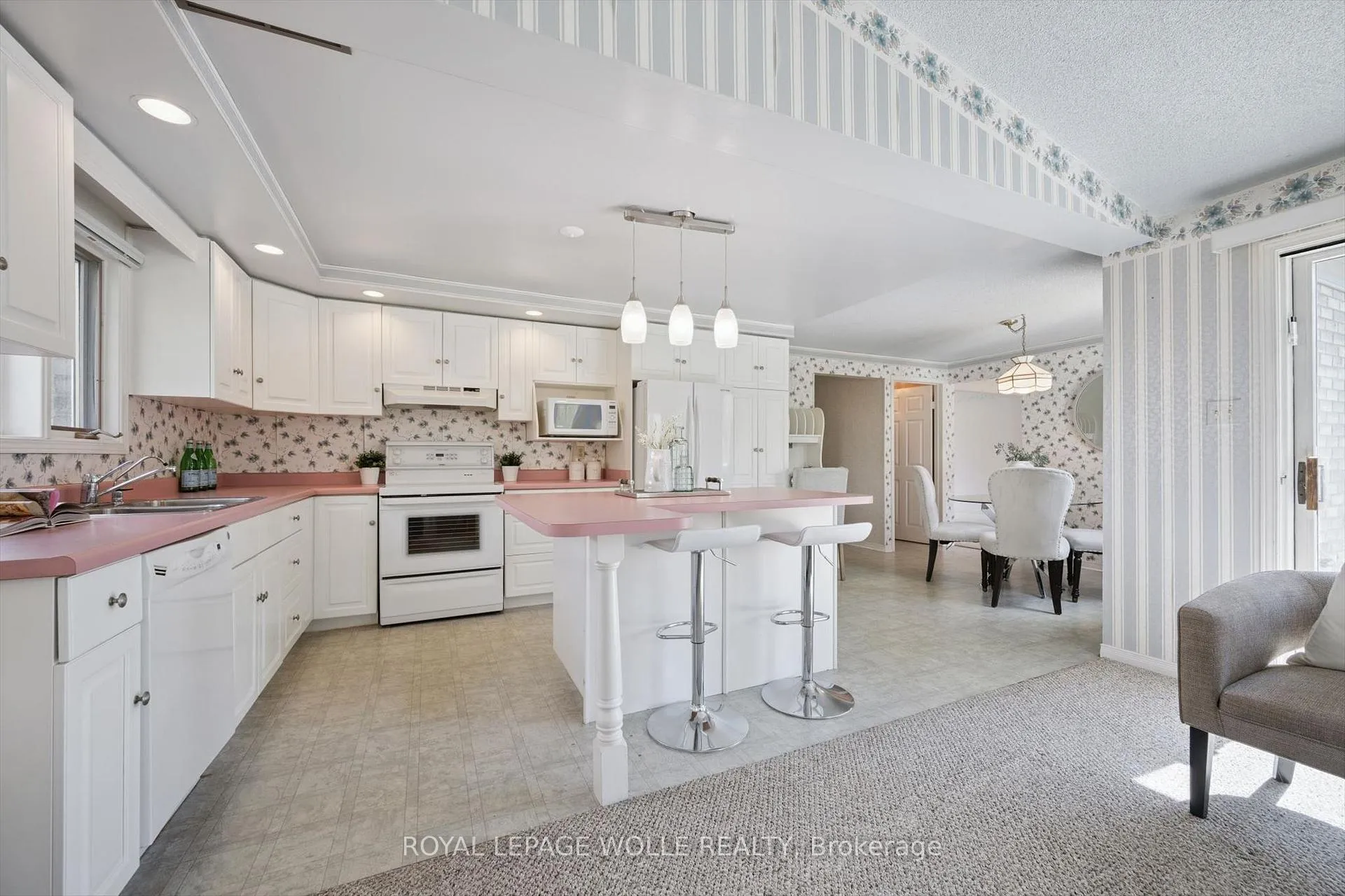 Photo 18 of 363 Northlake Drive, Waterloo — HOMEH