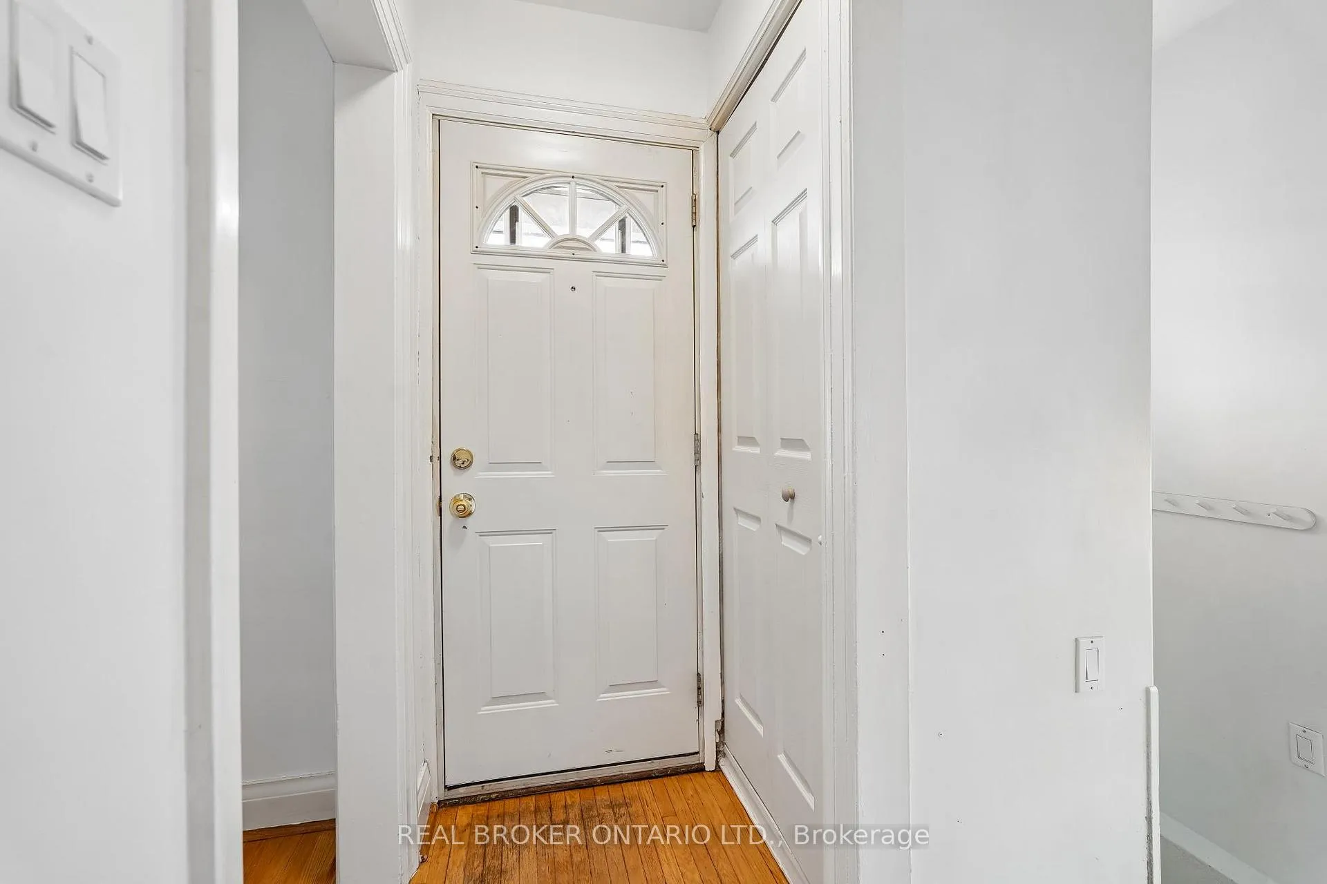 Photo 4 of 14 Plains Road, Toronto, East York — HOMEH
