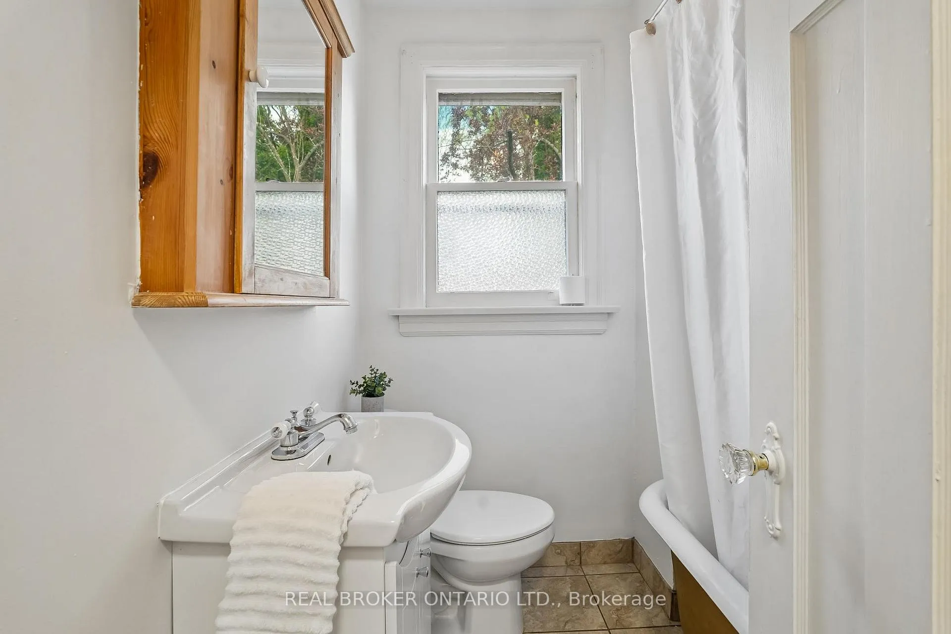Photo 13 of 14 Plains Road, Toronto, East York — HOMEH
