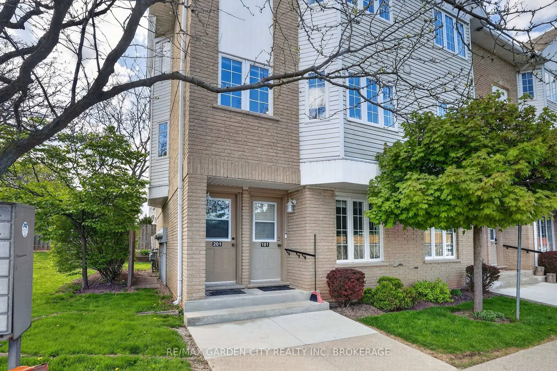 Photo 1 of Unit 201, 511 Highway 8, Hamilton, Stoney Creek — HOMEH