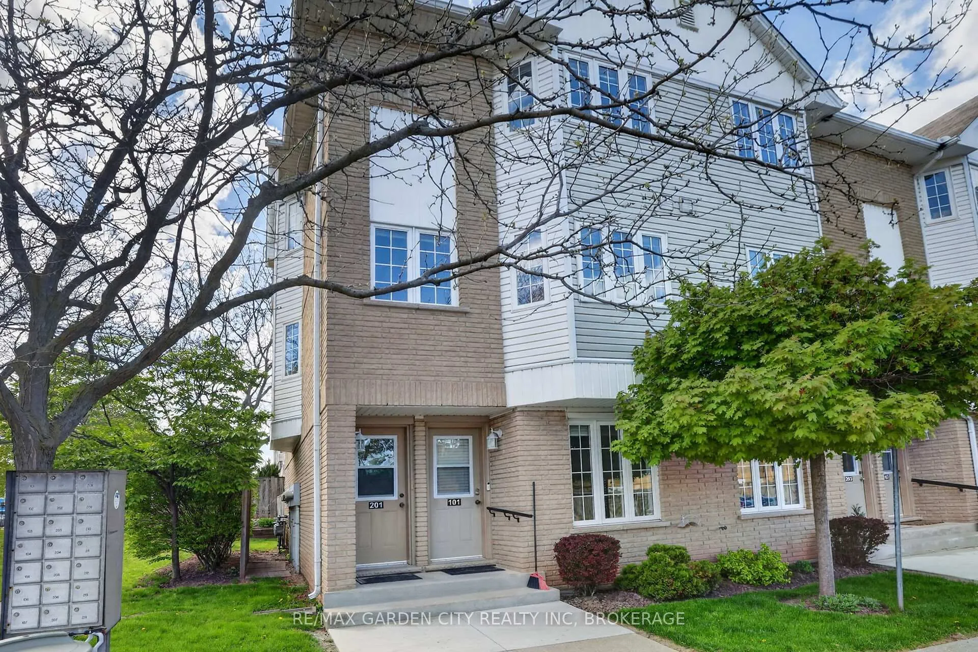 Photo 2 of Unit 201, 511 Highway 8, Hamilton, Stoney Creek — HOMEH