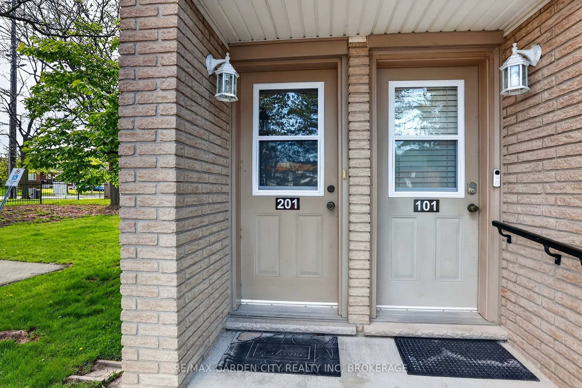 Photo 3 of Unit 201, 511 Highway 8, Hamilton, Stoney Creek — HOMEH