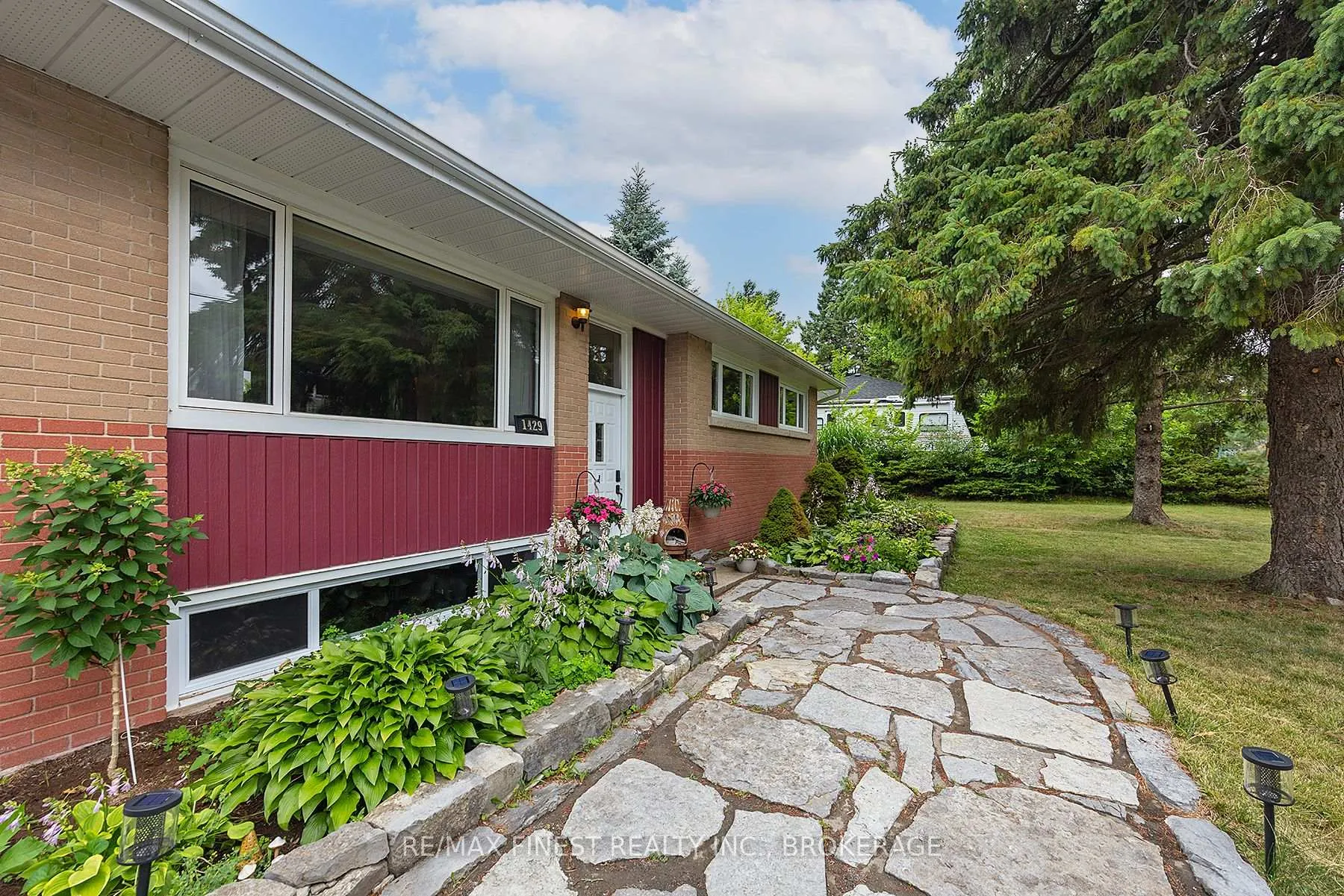 Photo 2 of 1429 Avondale Crescent, Kingston, City Northwest — HOMEH