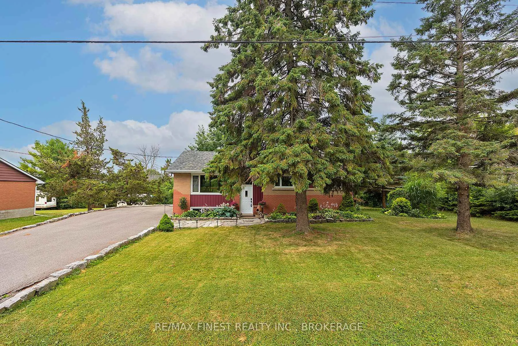 Photo 3 of 1429 Avondale Crescent, Kingston, City Northwest — HOMEH