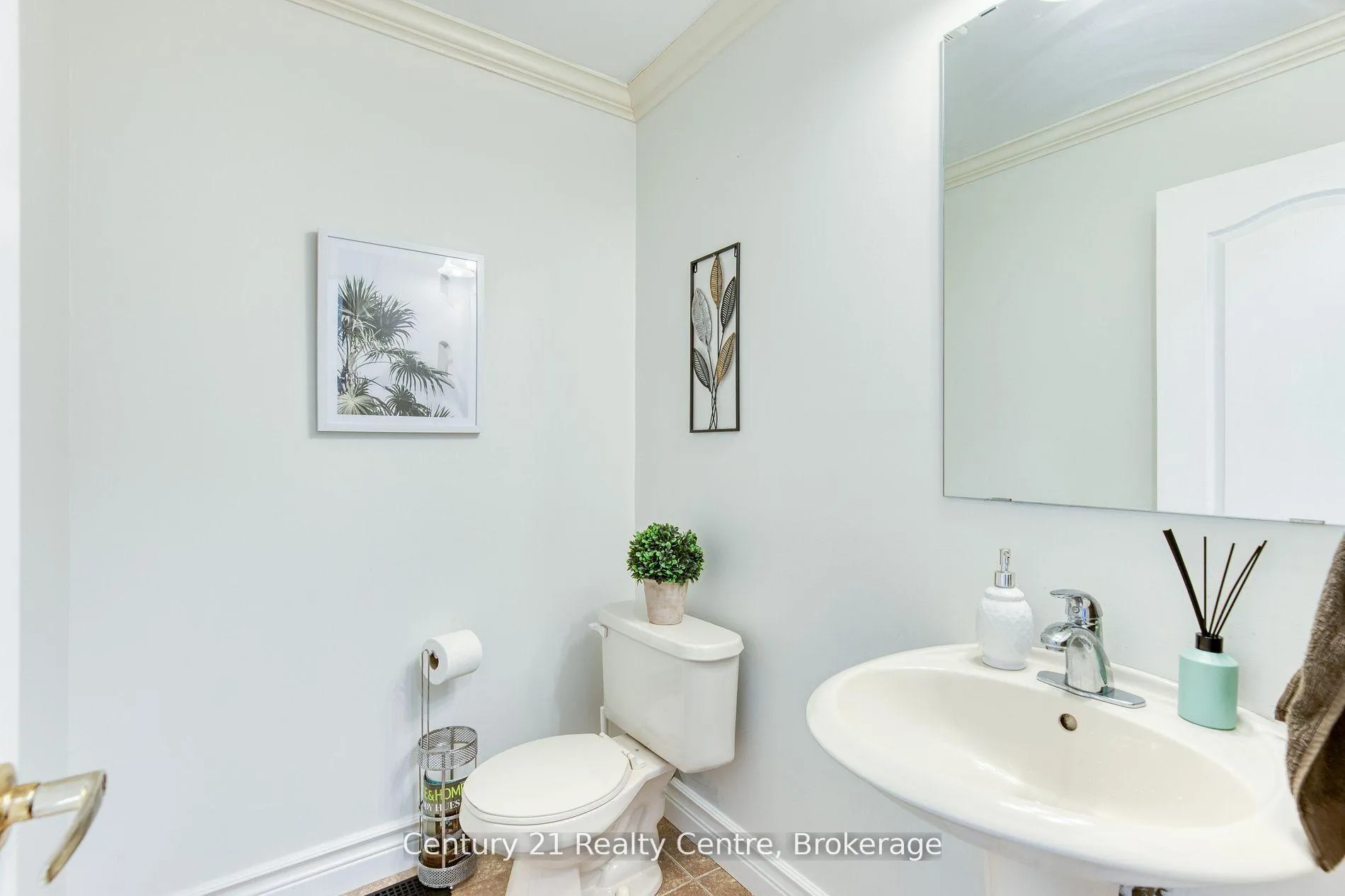 Photo 7 of 45 Hatch Street E, Whitby, Brooklin — HOMEH