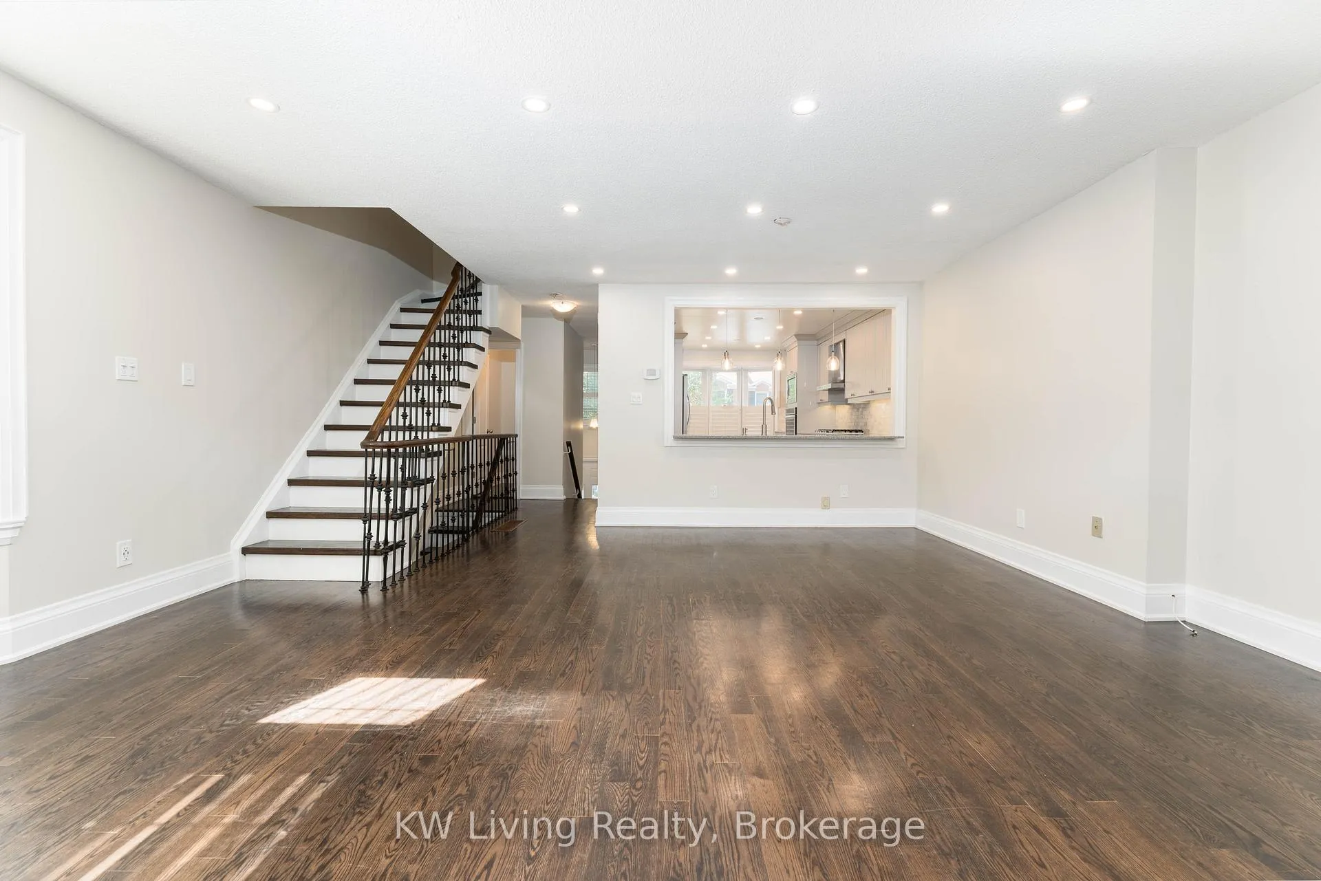 Photo 4 of 96 Confederation Way, Markham, Thornhill — HOMEH