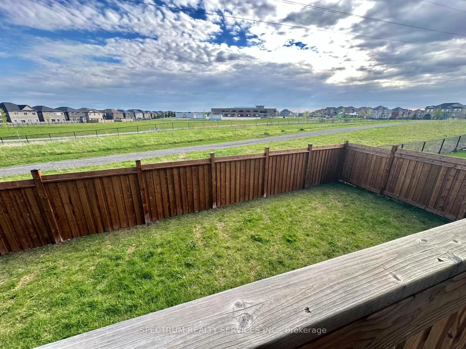 Photo 21 of 16 Trailbank Gardens, Hamilton, Waterdown — HOMEH