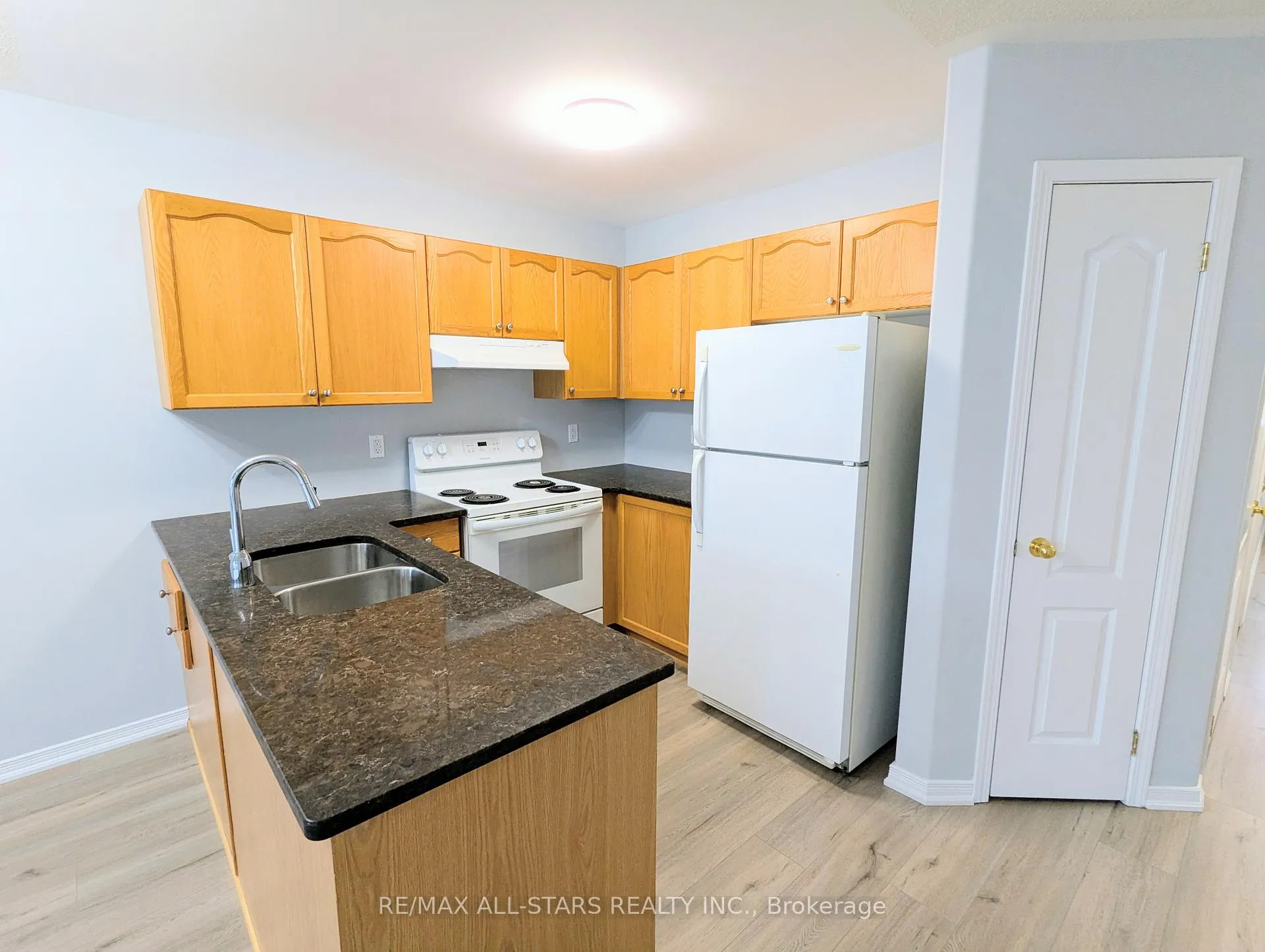 Photo 4 of 507 Clancy Crescent, Peterborough, Otonabee Ward 1 — HOMEH