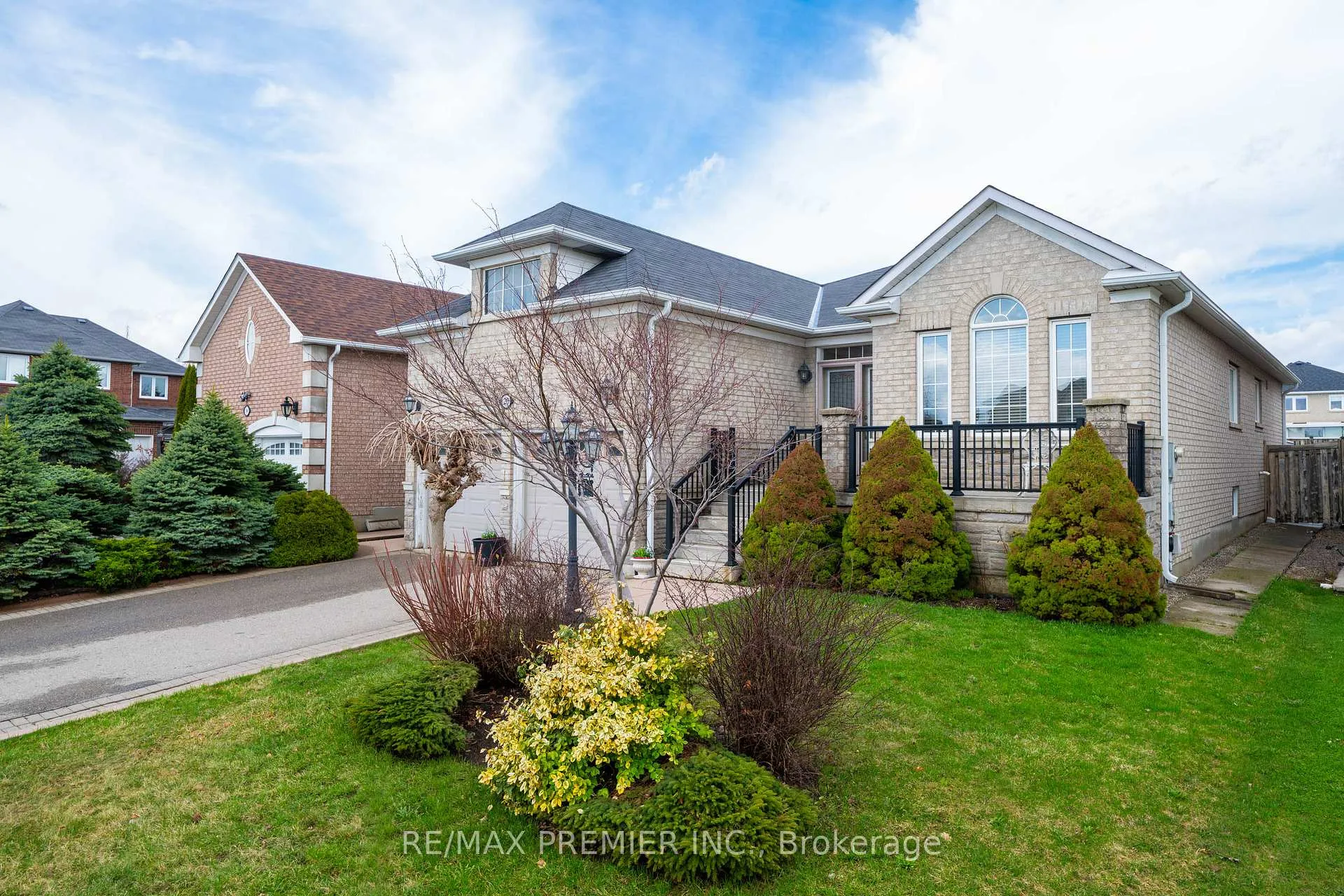 Photo 3 of 20 Drummond Drive, Vaughan, Maple — HOMEH