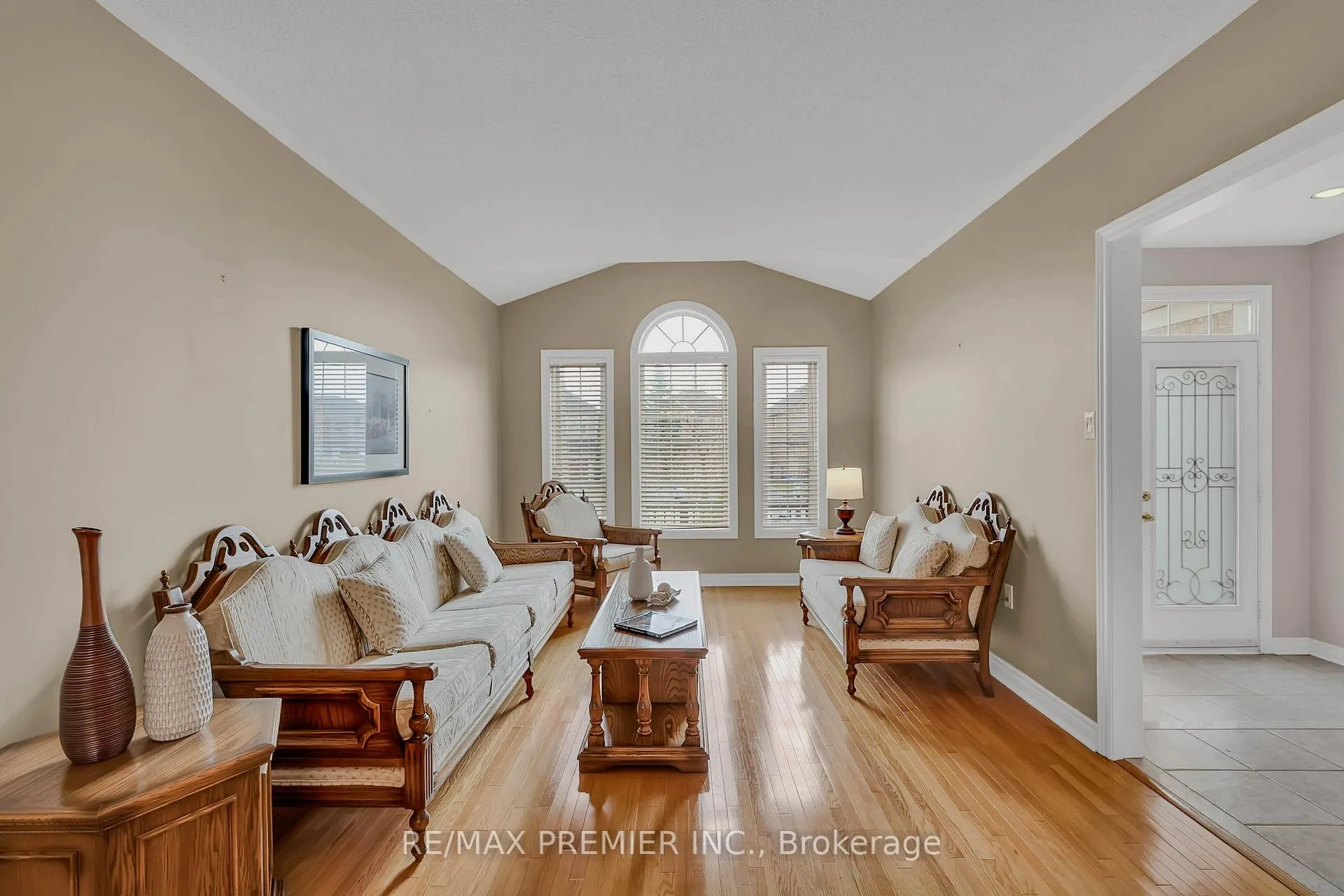 Photo 5 of 20 Drummond Drive, Vaughan, Maple — HOMEH