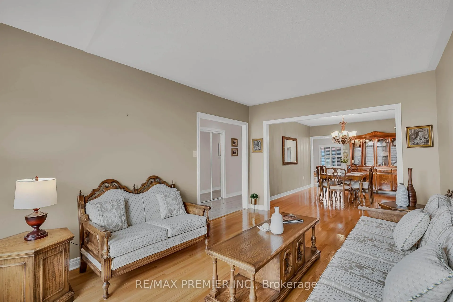 Photo 6 of 20 Drummond Drive, Vaughan, Maple — HOMEH