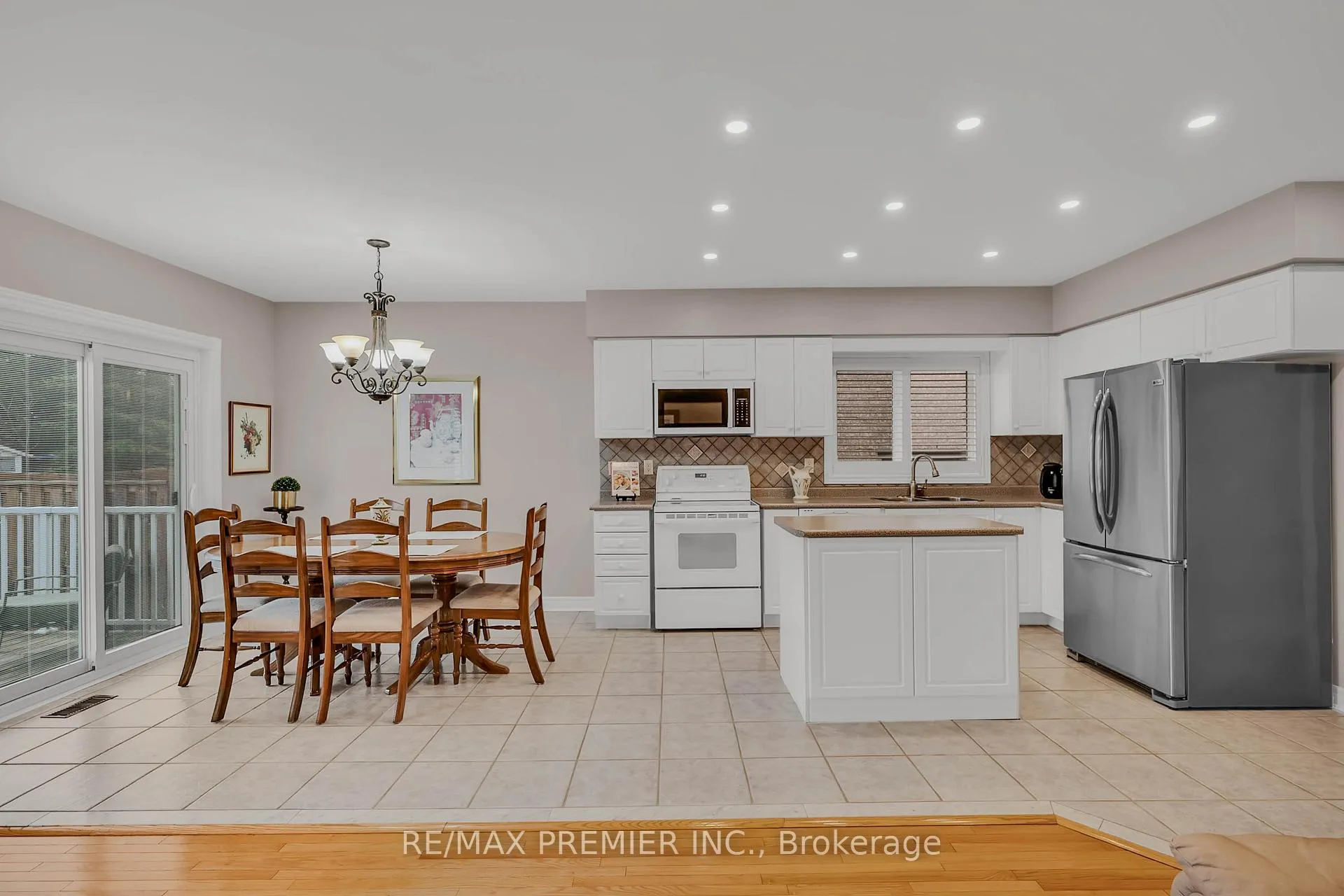 Photo 11 of 20 Drummond Drive, Vaughan, Maple — HOMEH