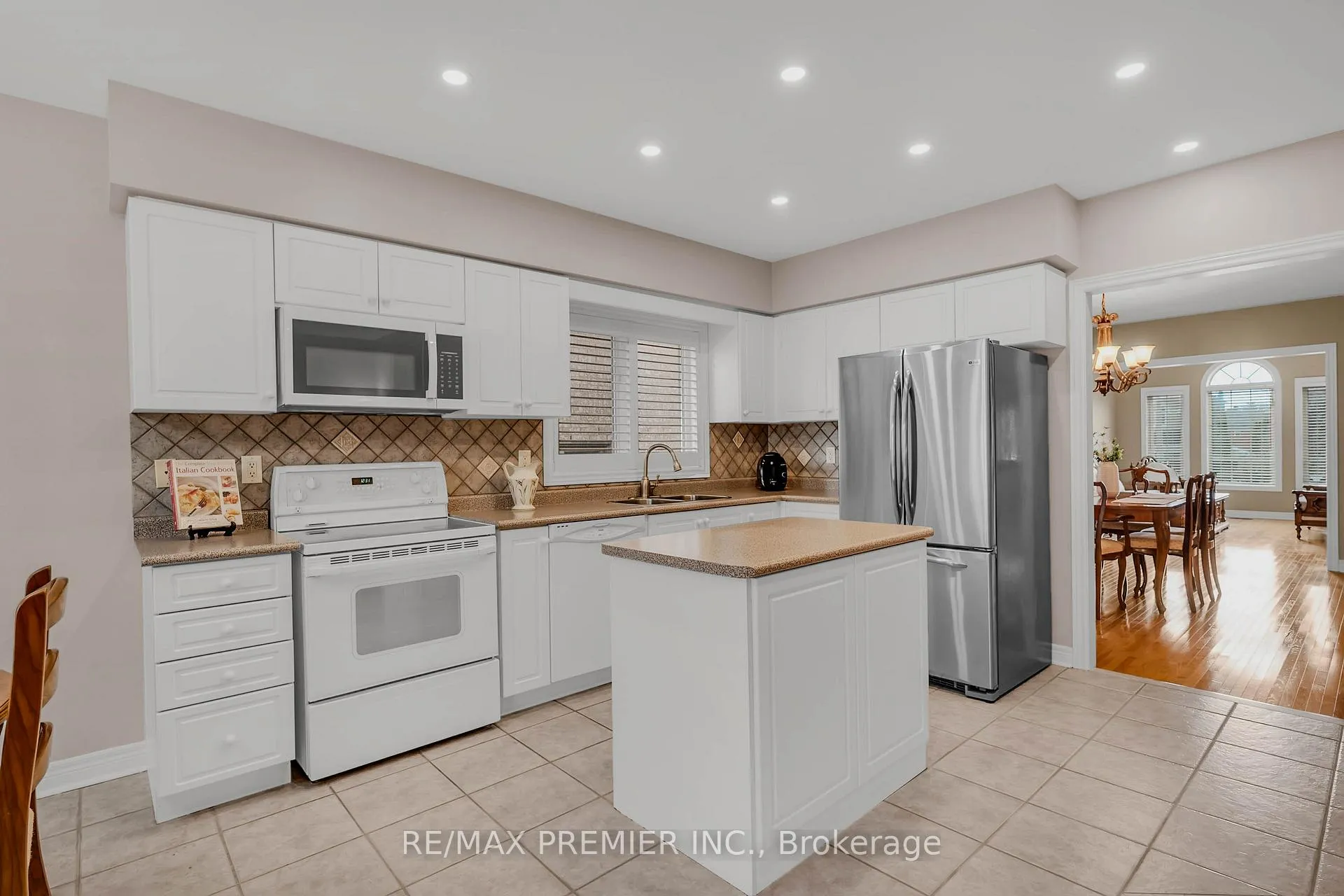 Photo 12 of 20 Drummond Drive, Vaughan, Maple — HOMEH