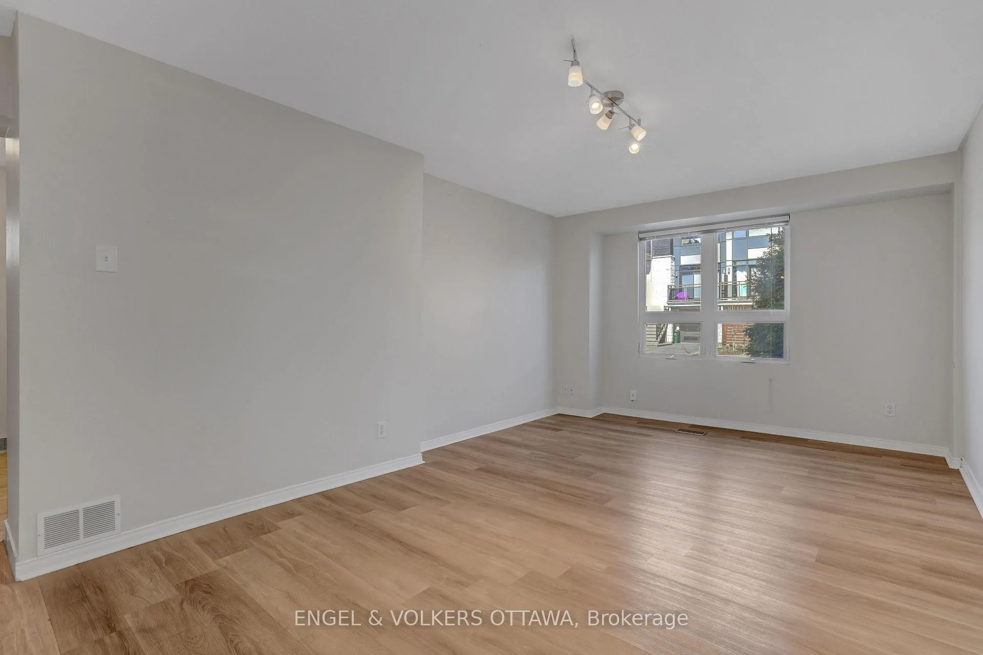 Photo 6 of 504 Hilson Avenue, Ottawa, Westboro/Hampton Park — HOMEH