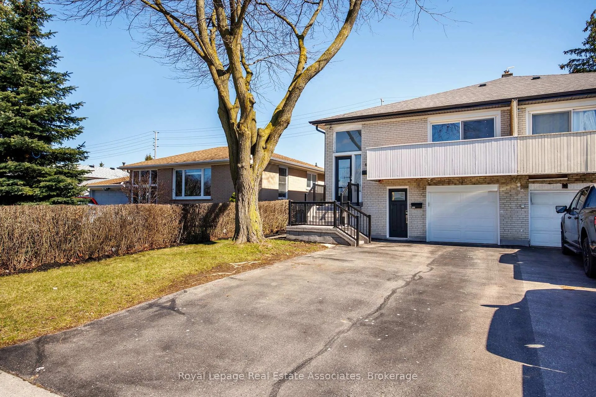 Photo 3 of 66 Kingsmere Crescent, Brampton, Northwood Park — HOMEH