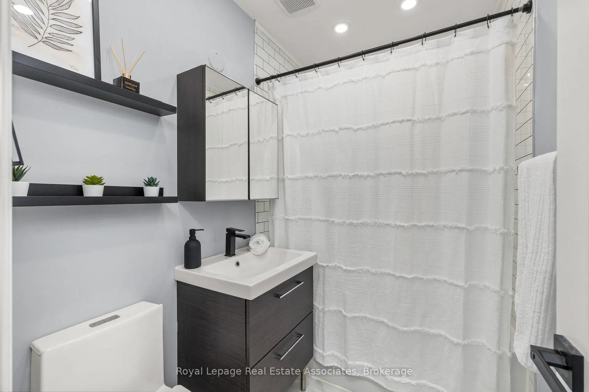 Photo 18 of 66 Kingsmere Crescent, Brampton, Northwood Park — HOMEH