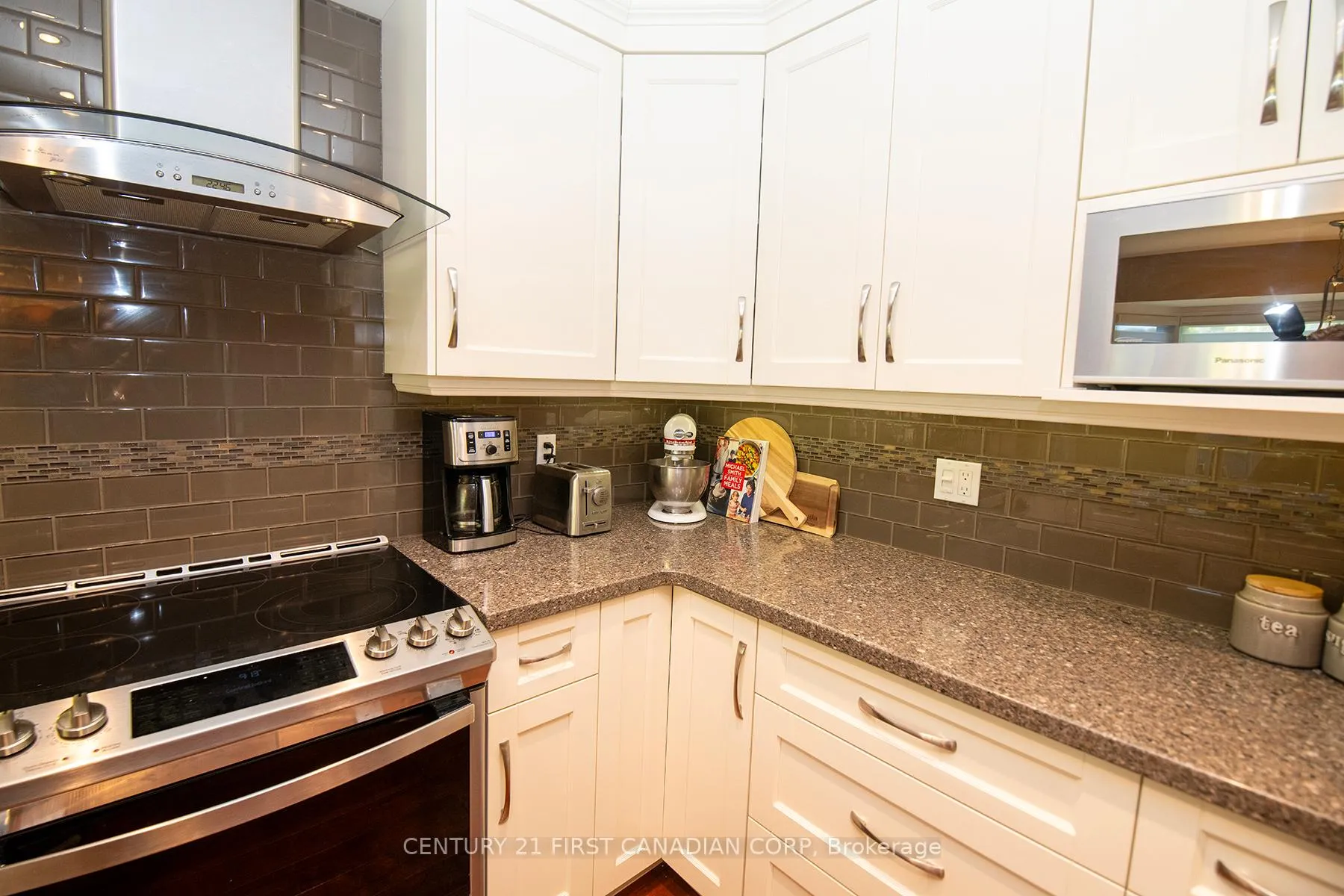 Photo 18 of 244 Ensign Crescent, London, South N — HOMEH
