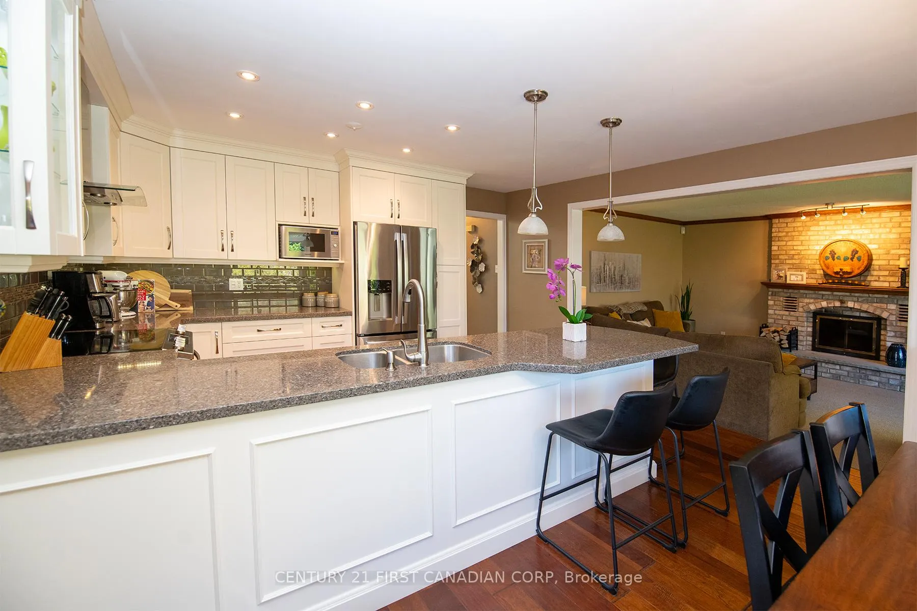 Photo 20 of 244 Ensign Crescent, London, South N — HOMEH