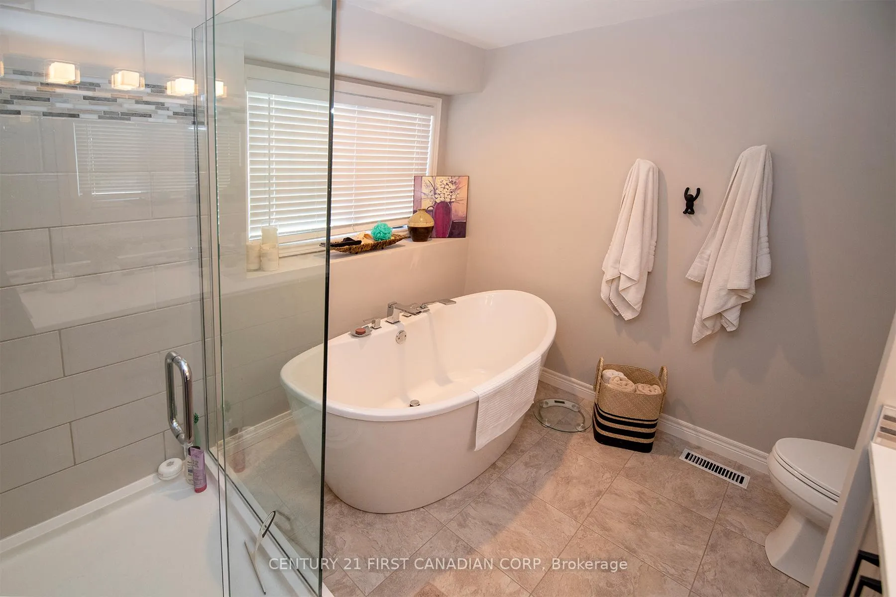 Photo 32 of 244 Ensign Crescent, London, South N — HOMEH