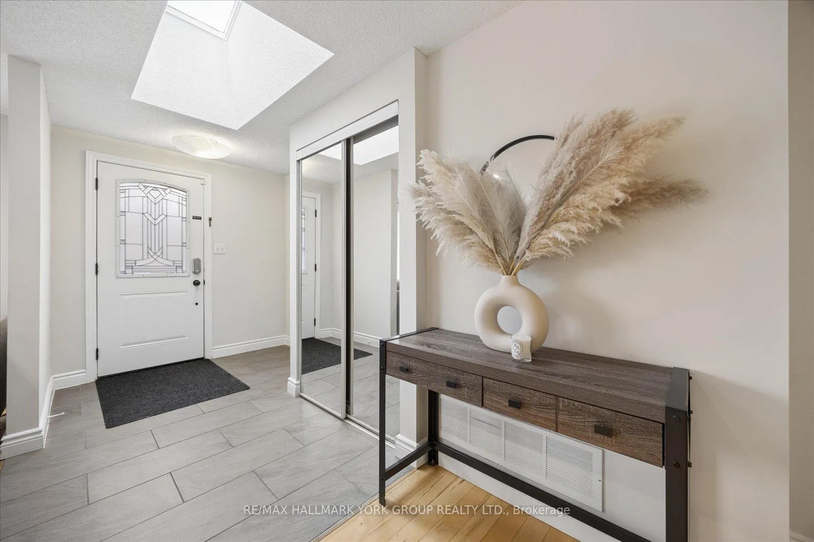 Photo 5 of 132 Athabaska Road, Barrie, Holly — HOMEH