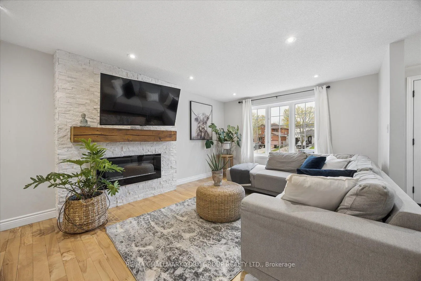 Photo 8 of 132 Athabaska Road, Barrie, Holly — HOMEH