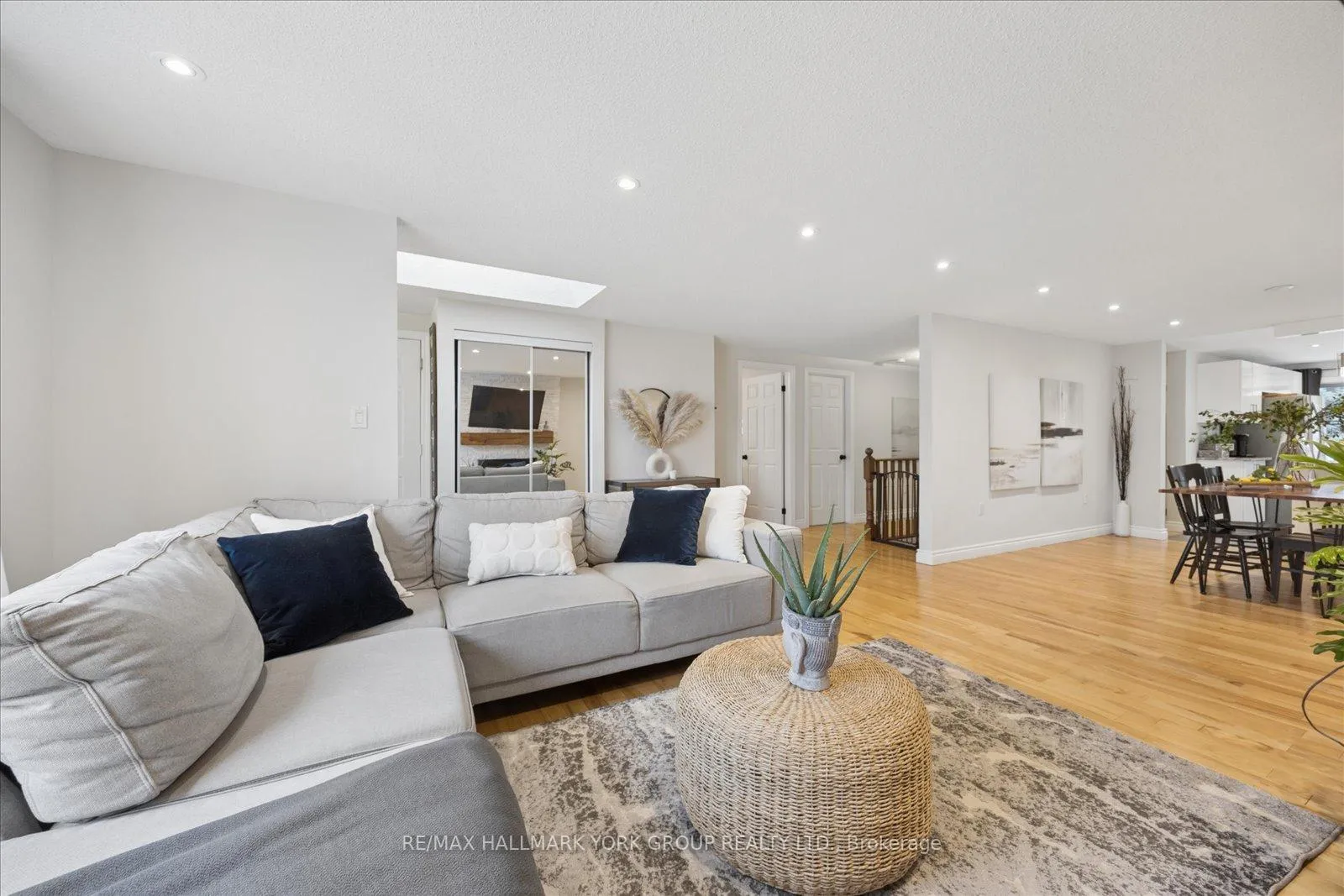 Photo 10 of 132 Athabaska Road, Barrie, Holly — HOMEH