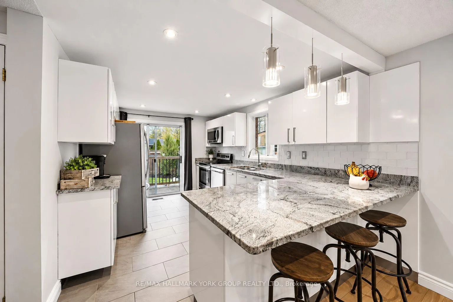 Photo 14 of 132 Athabaska Road, Barrie, Holly — HOMEH