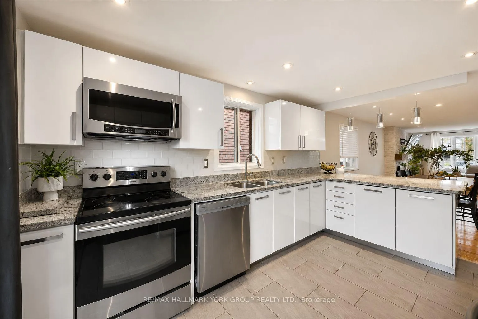 Photo 15 of 132 Athabaska Road, Barrie, Holly — HOMEH