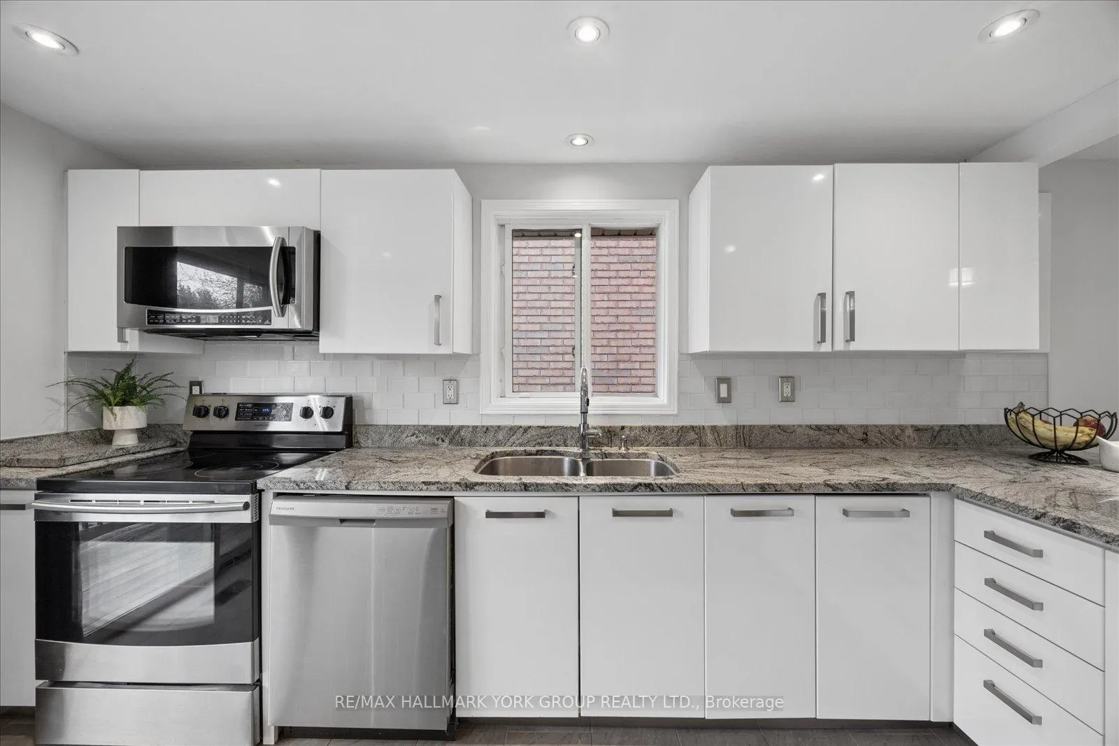 Photo 17 of 132 Athabaska Road, Barrie, Holly — HOMEH