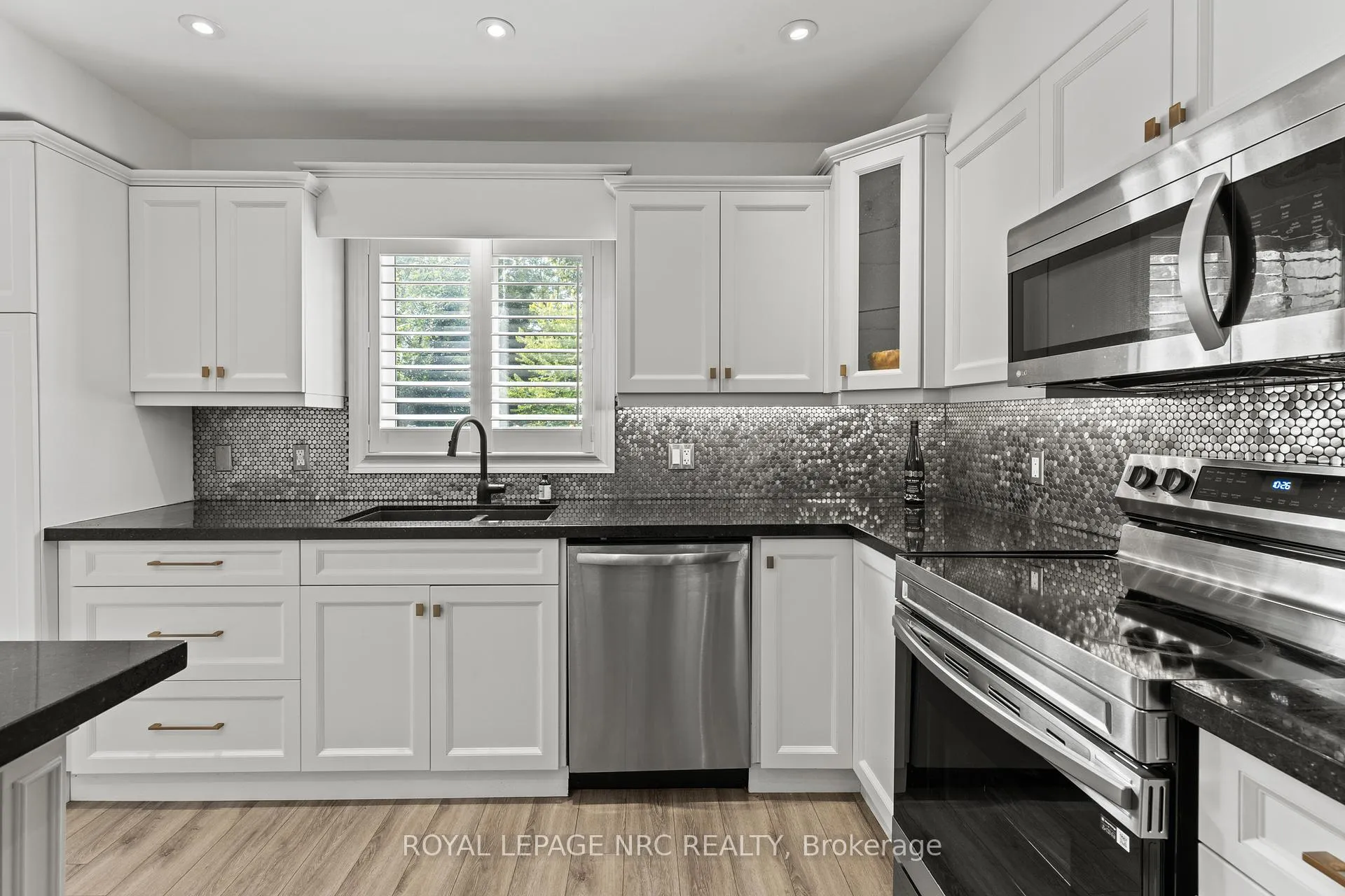 Photo 10 of 33 Broadway Avenue, St. Catharines, Port Weller — HOMEH